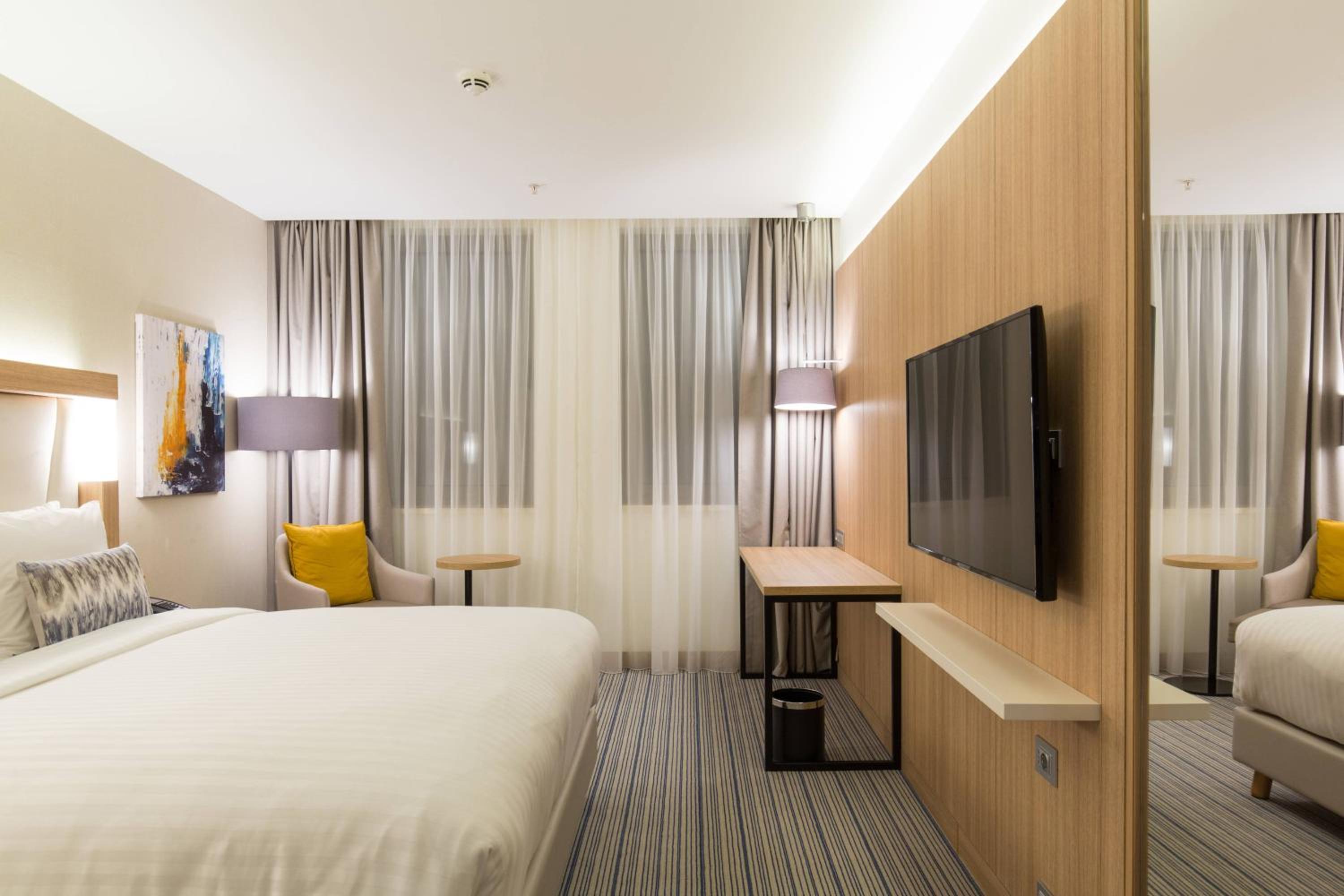 Standard, Guest room, 1 King, City view - Photo 5