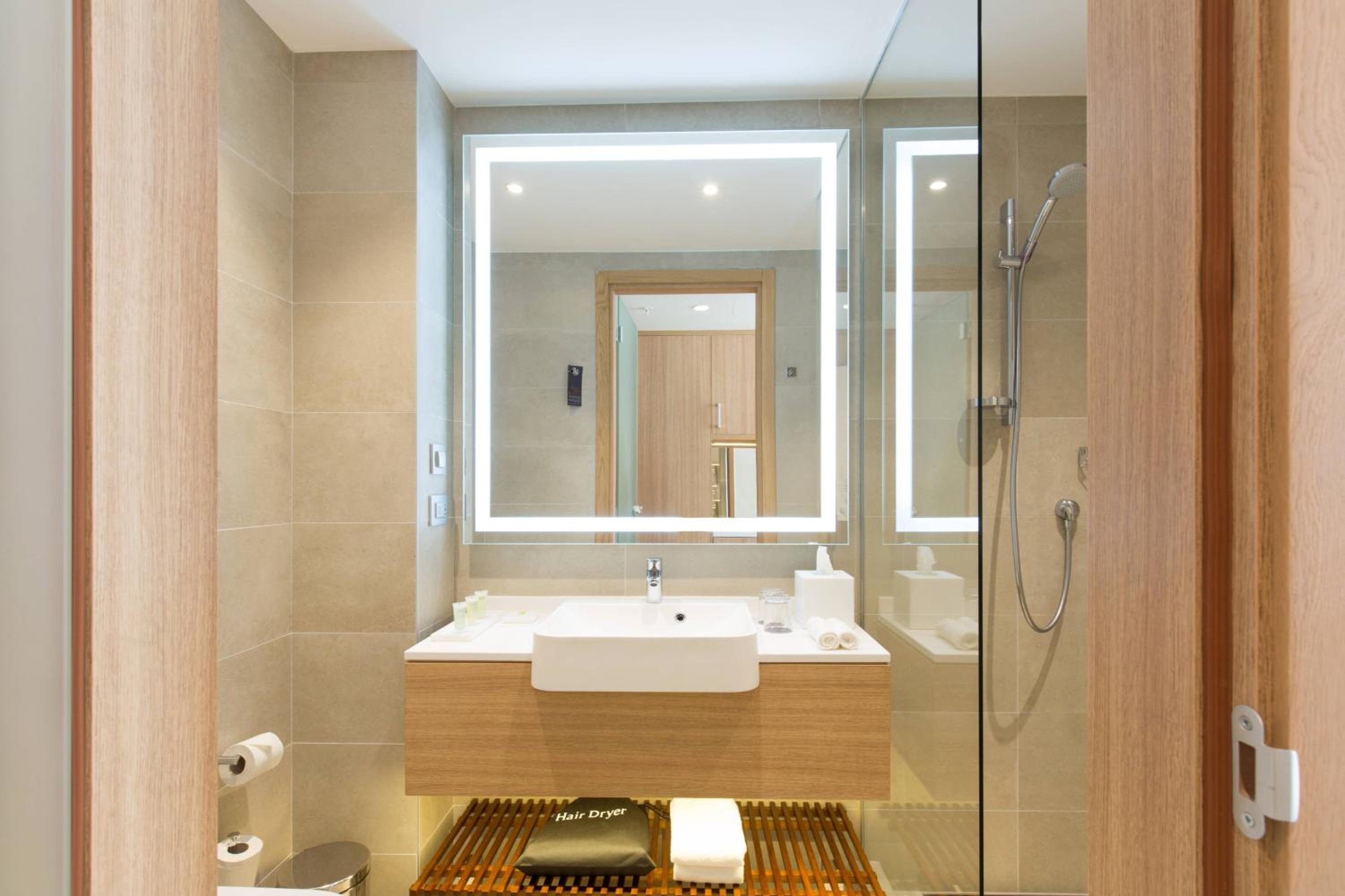 Standard, Guest room, 1 King, City view - Photo 6