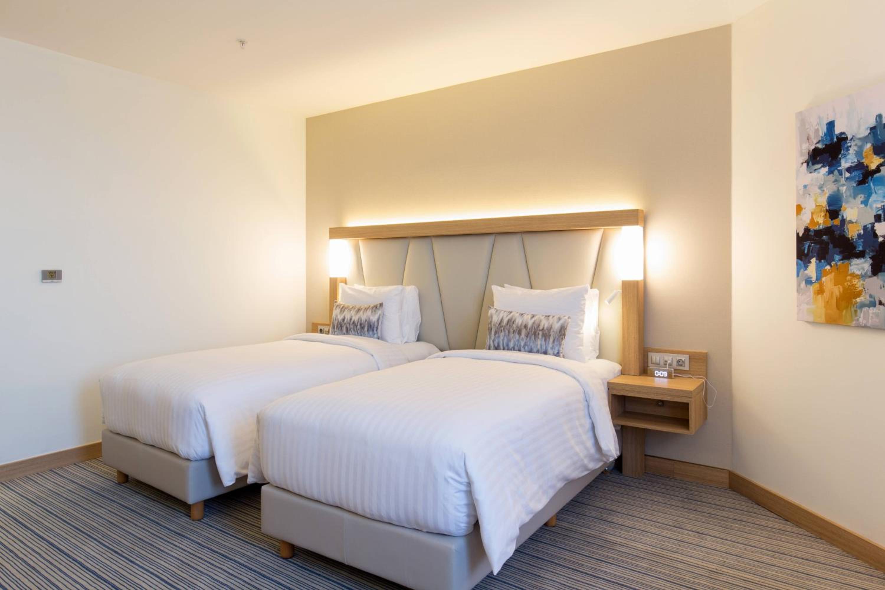 Deluxe, Guest room, 2 Twin/Single Bed(s), City view - Photo 1