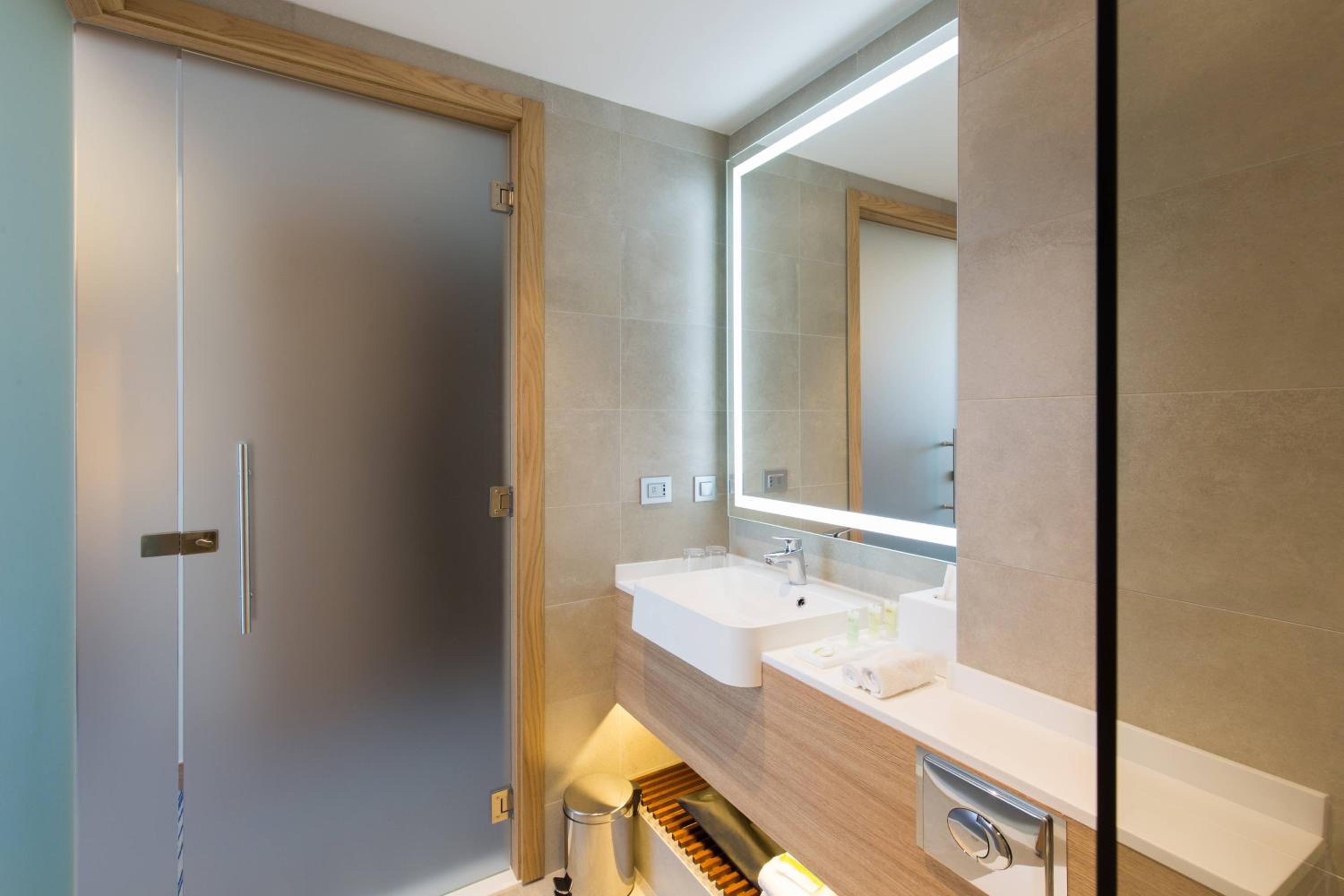 Deluxe, Guest room, 2 Twin/Single Bed(s), City view - Photo 3