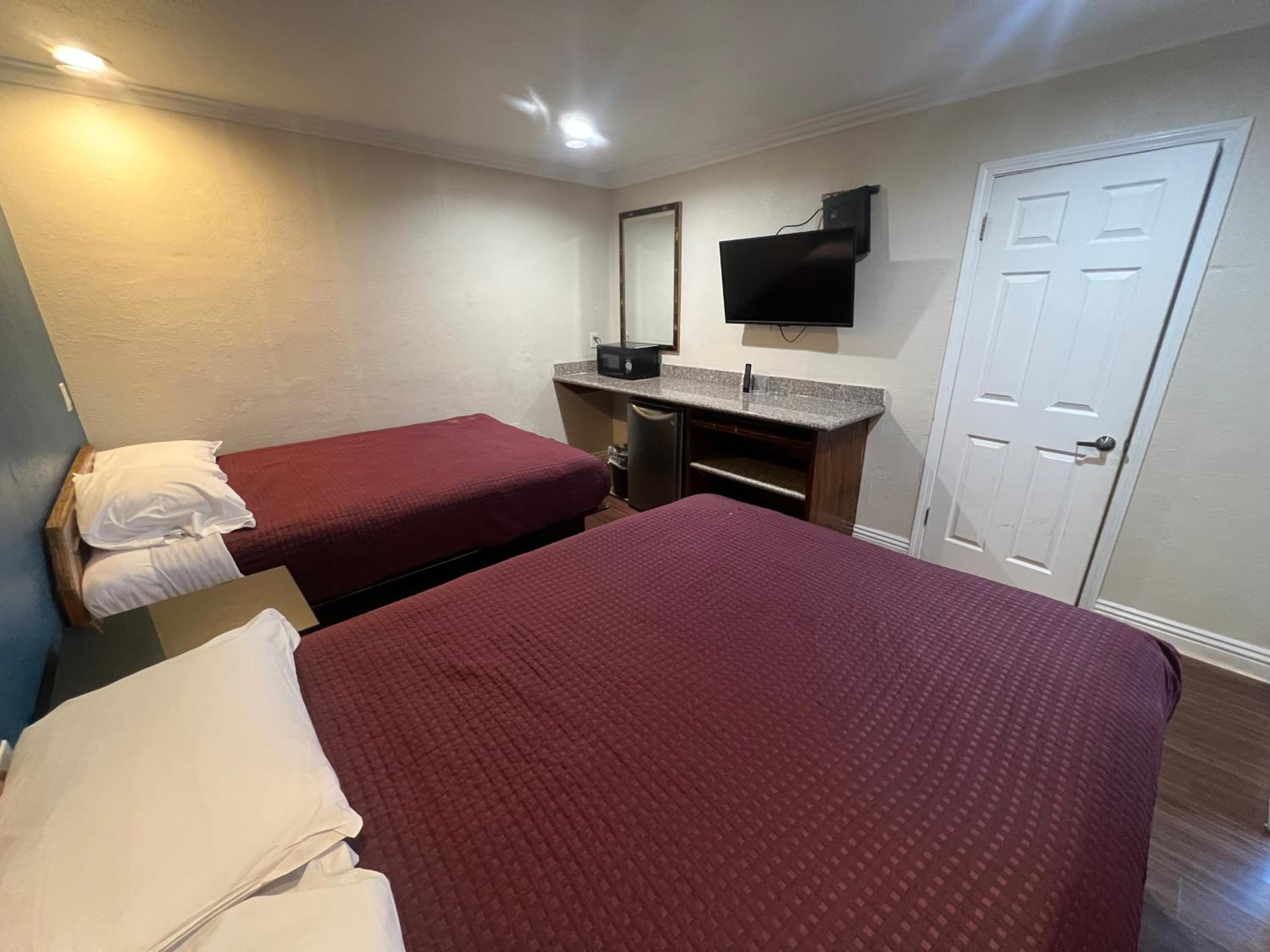Double Room with Two Double Beds - Smoking photo 1