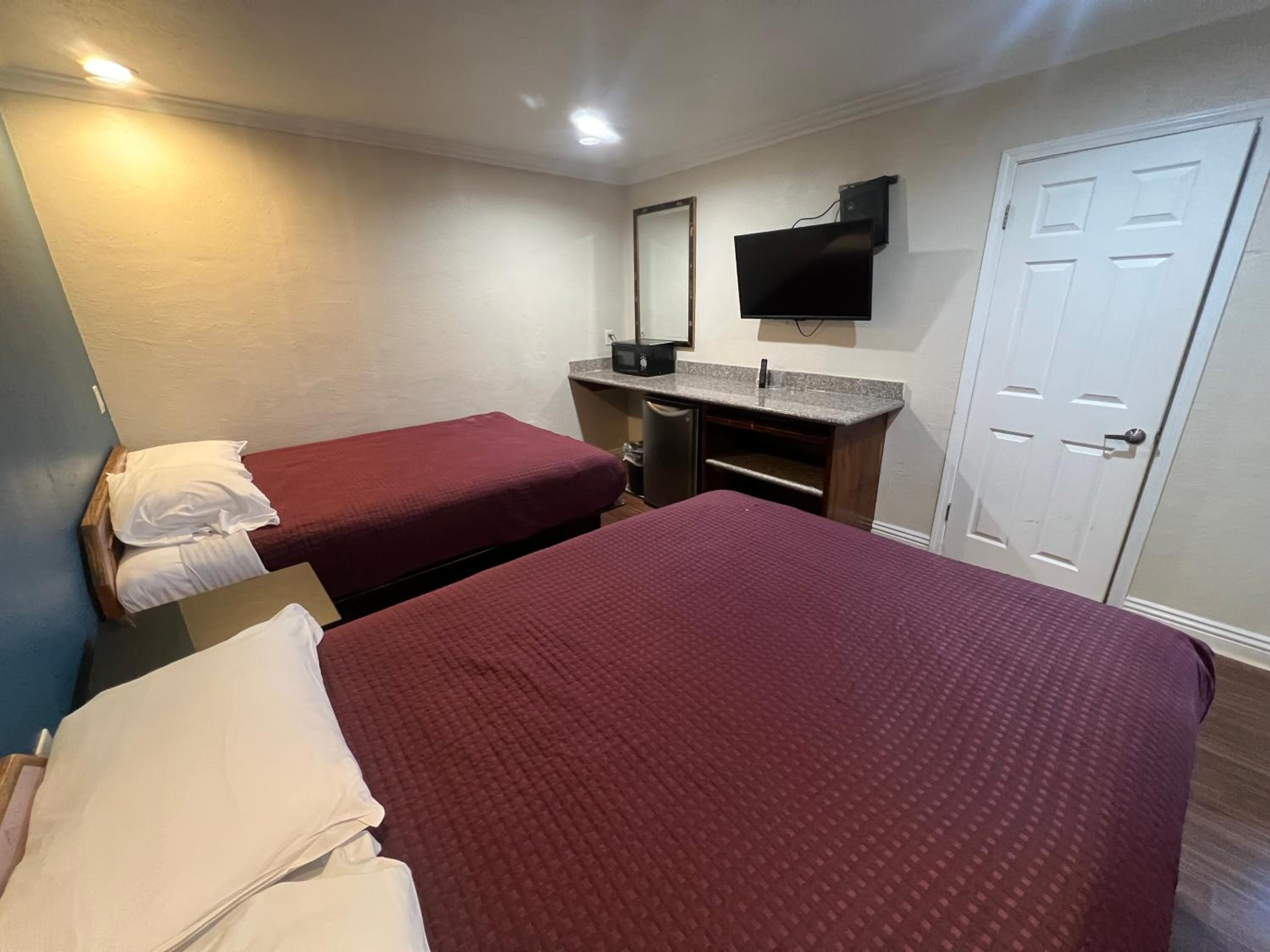 Queen Room with Two Queen Beds - Smoking photo 3