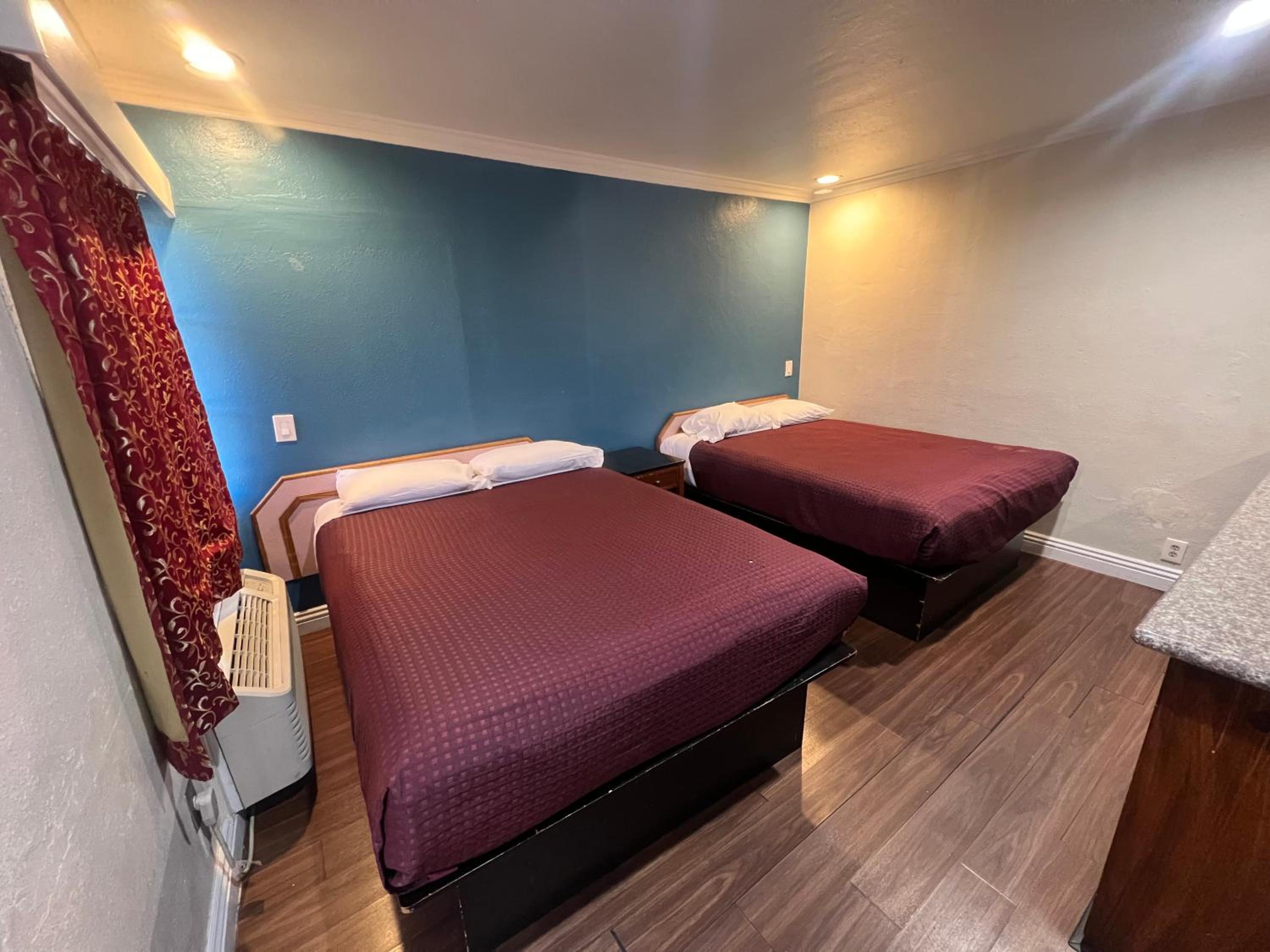 Double Room with Two Double Beds - Smoking photo 3