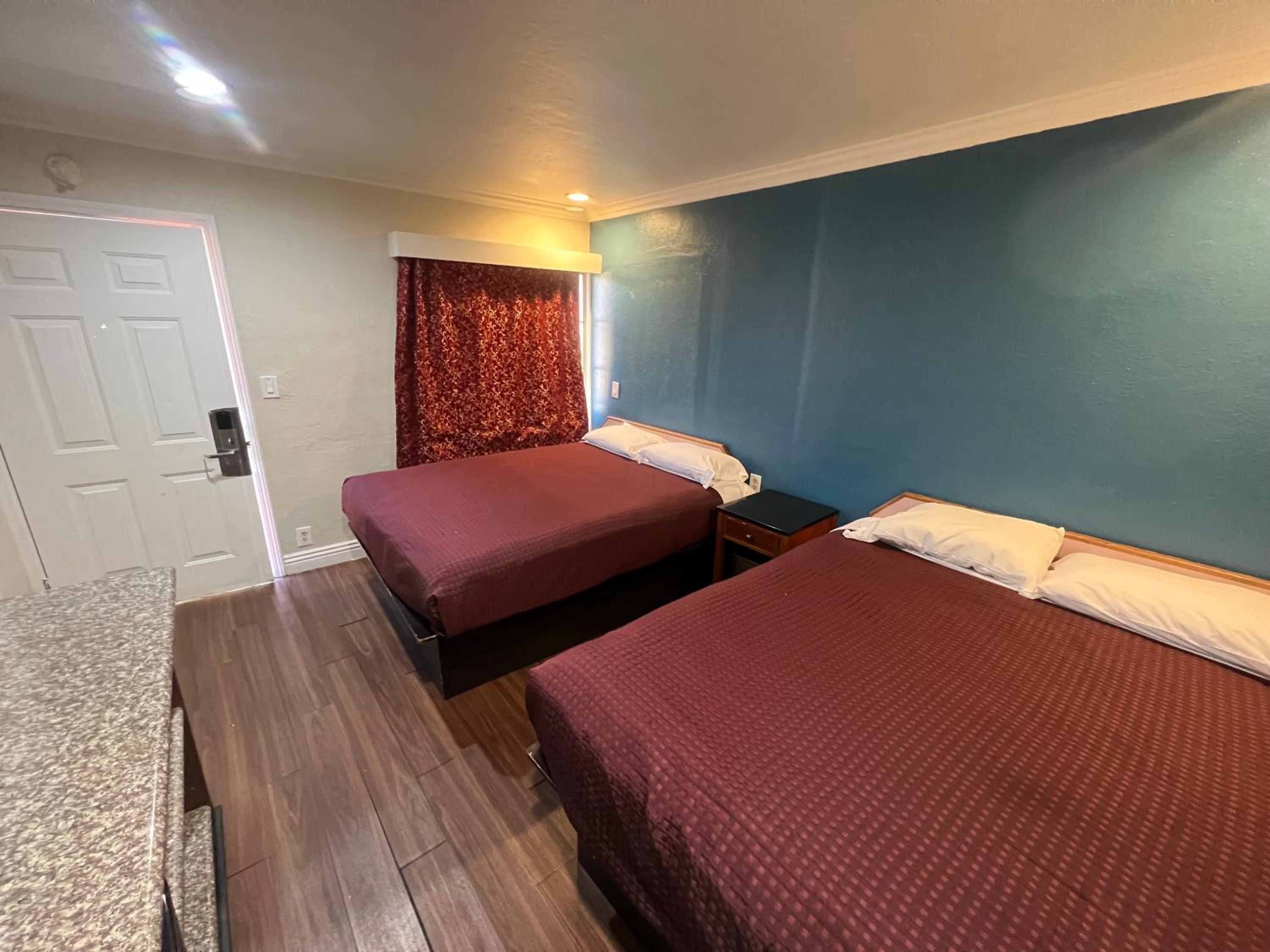 Double Room with Two Double Beds - Smoking photo 2