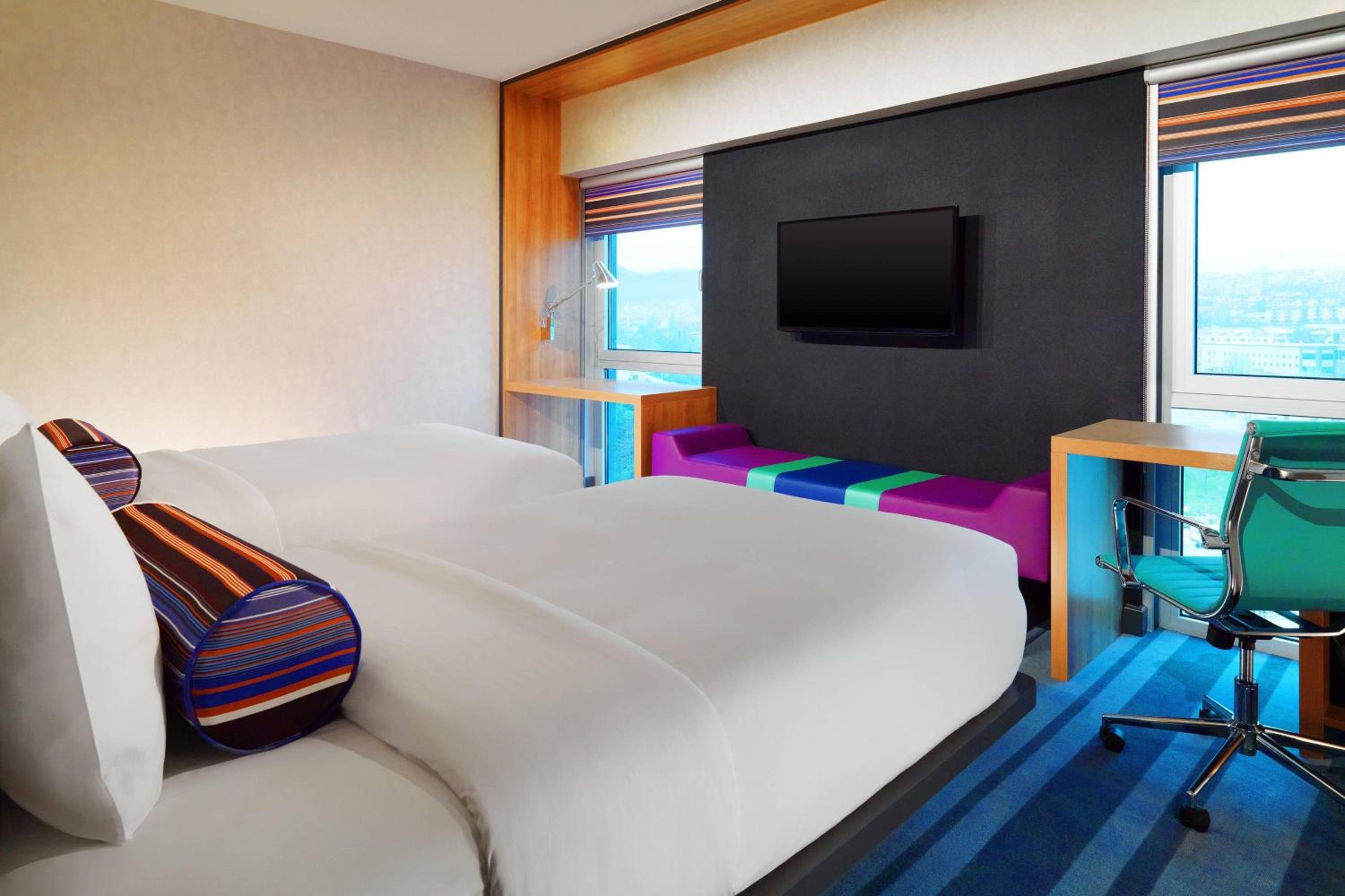 Aloft Twin Guest Room thumbnail 6