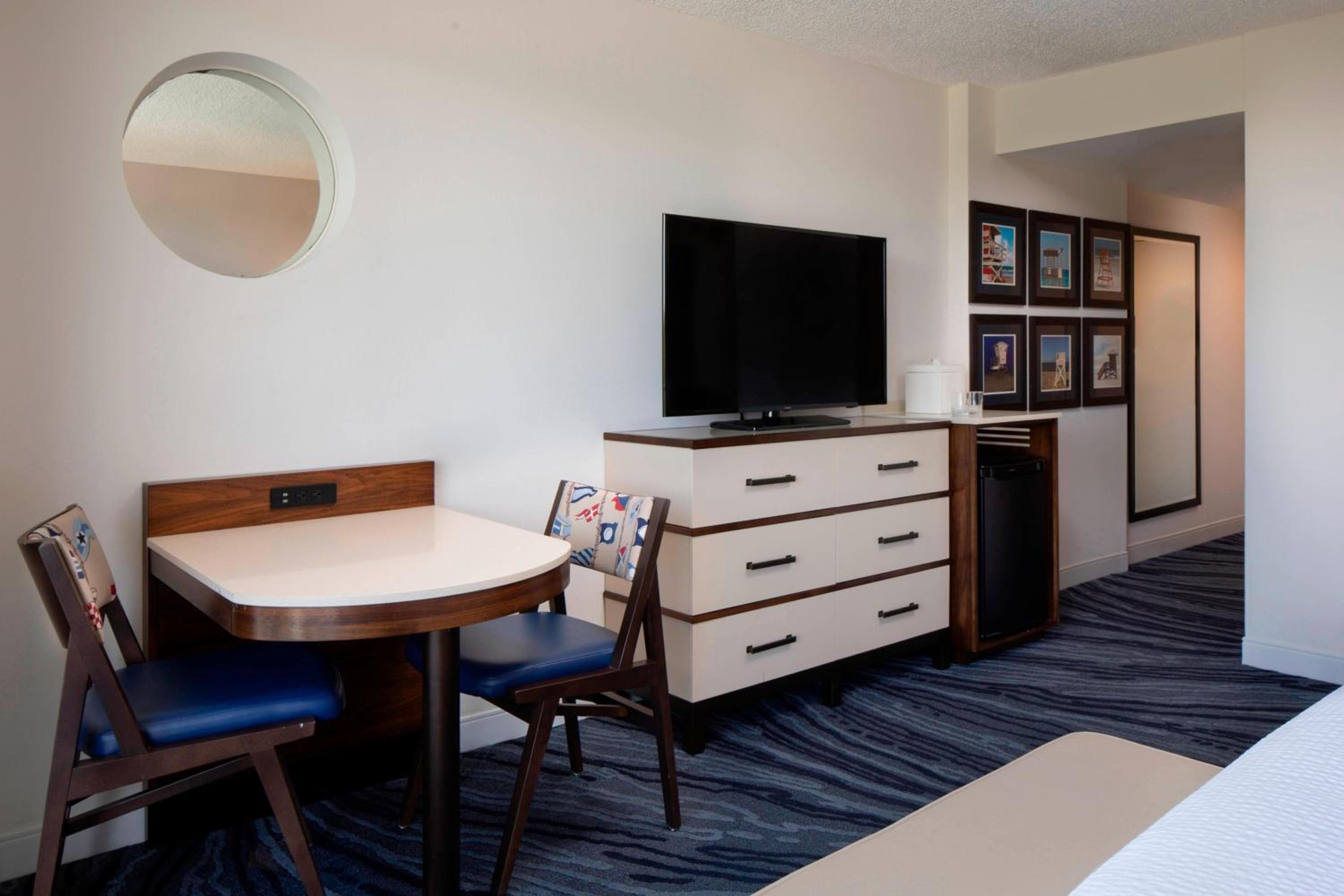King Room with Sofa Bed - Photo 3