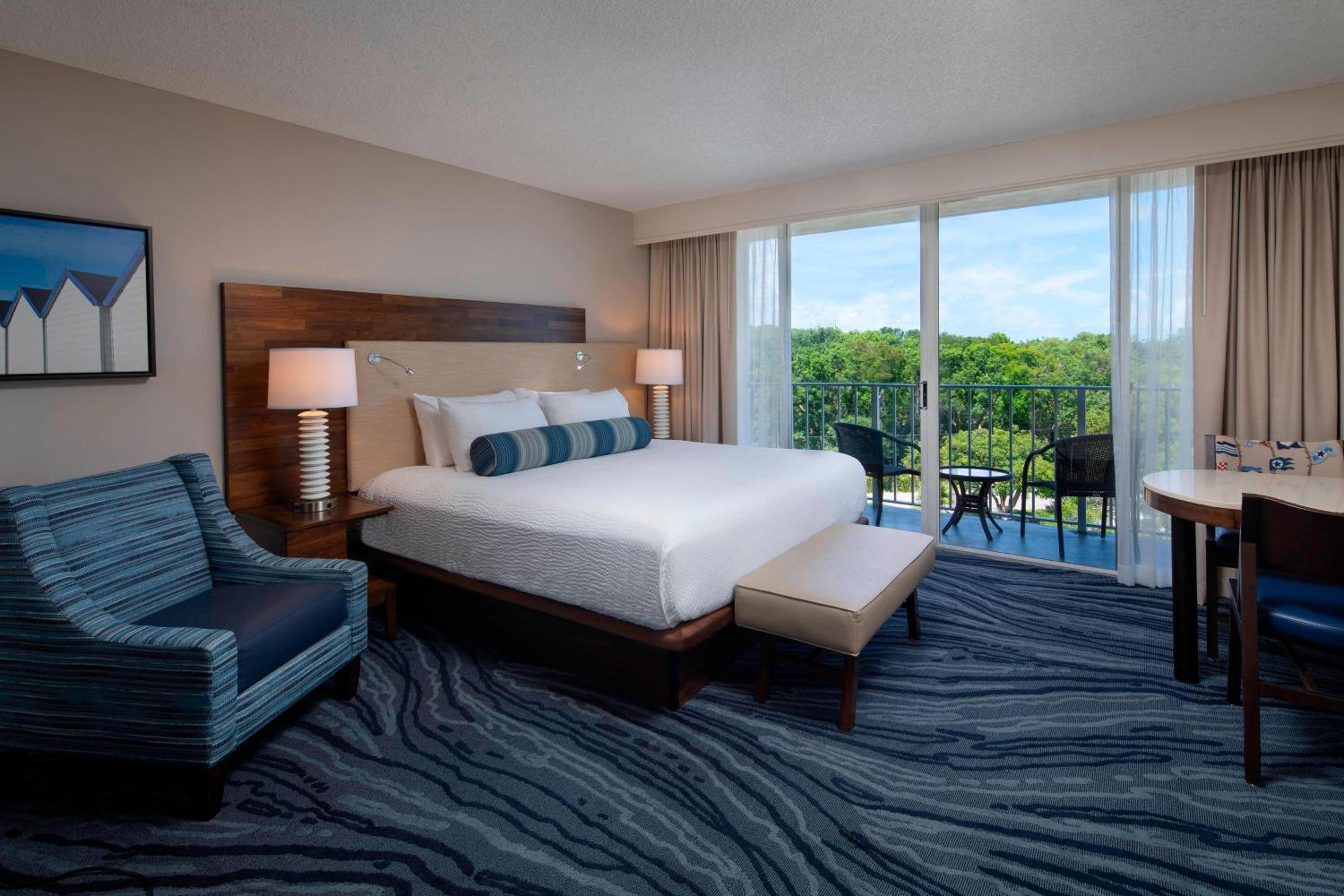 1 Bedroom Suite, 1 King, Sofa bed, Limited view, Whirlpool photo 2