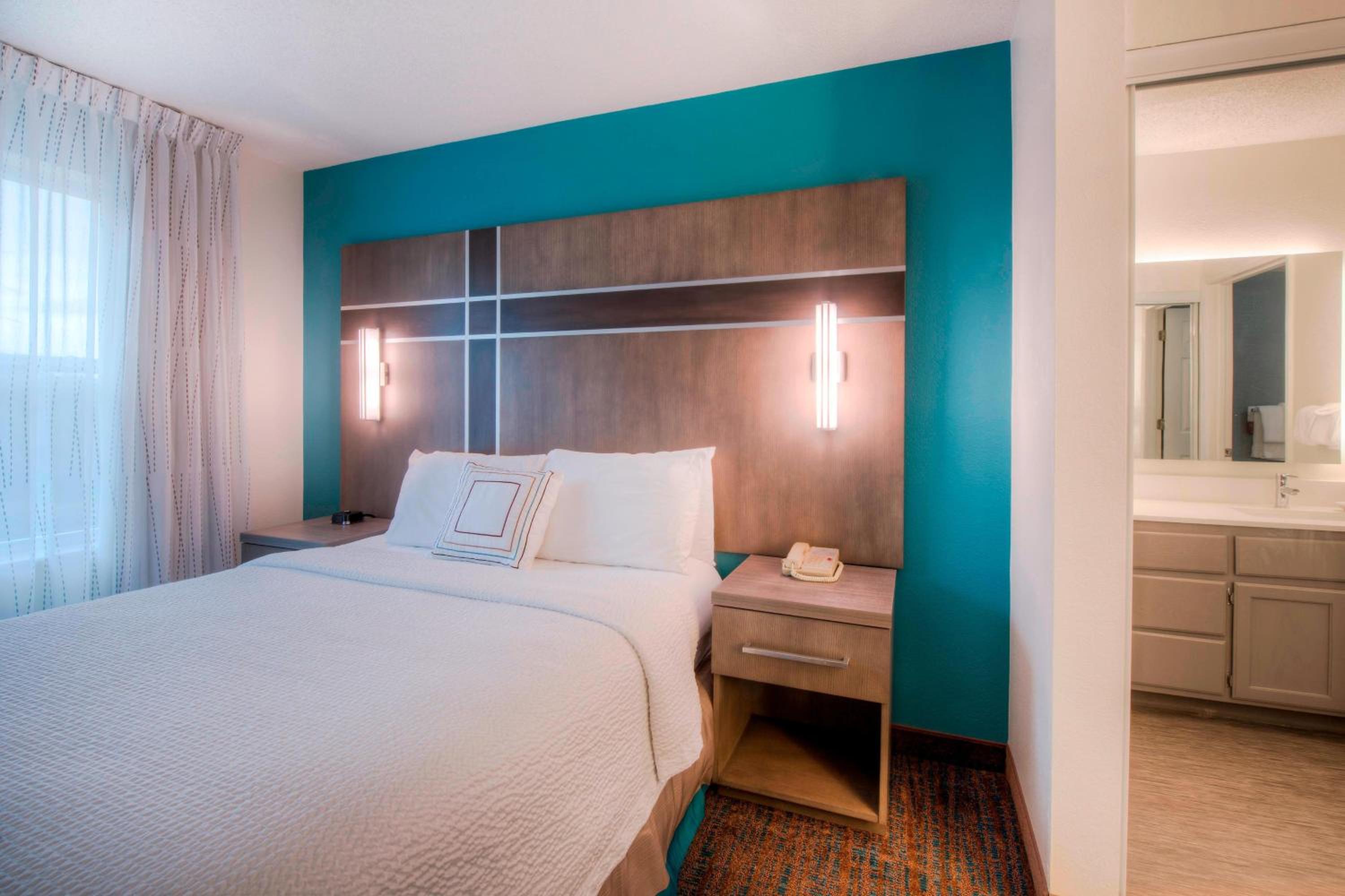 One-Bedroom Queen Suite - Photo 2