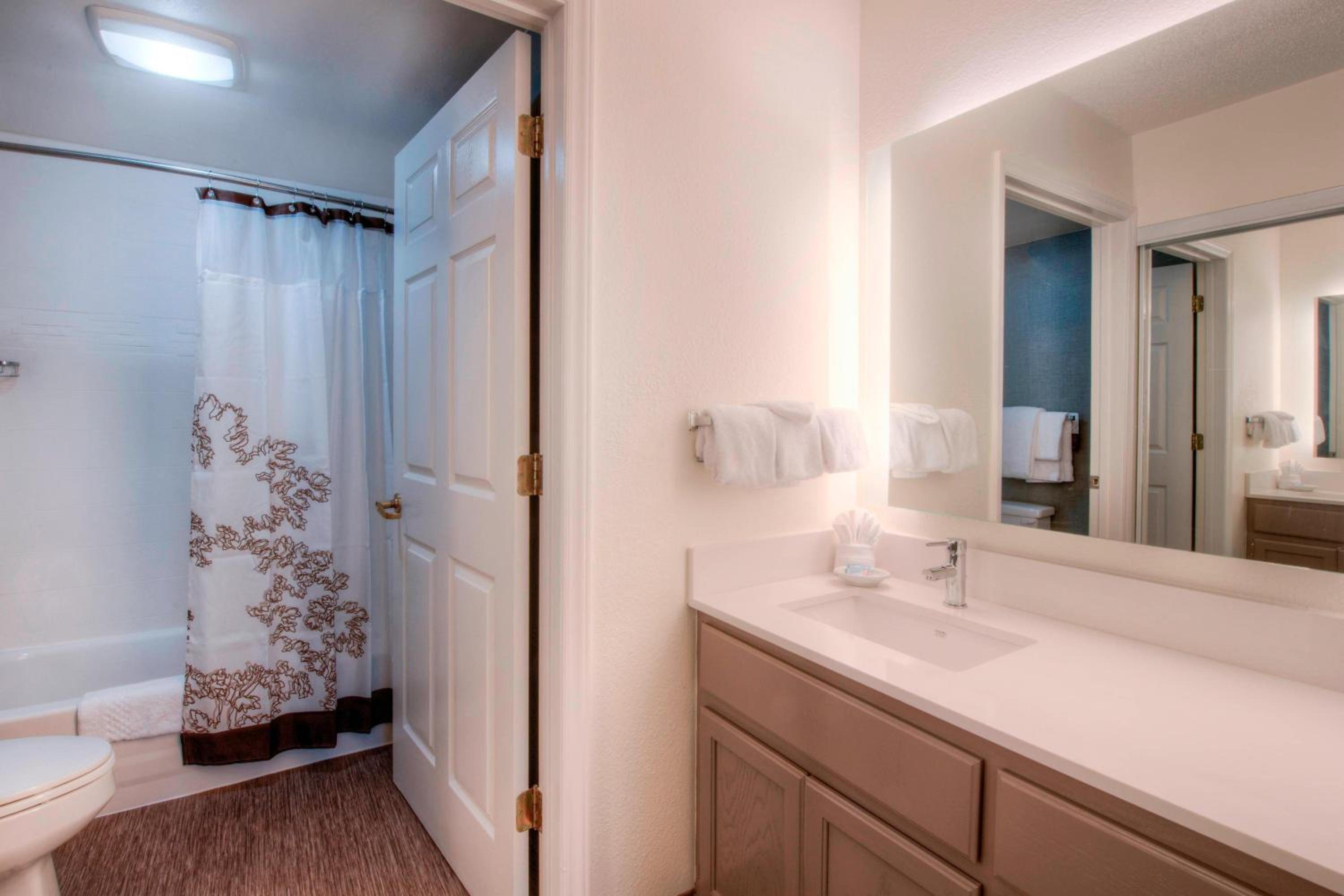 One-Bedroom Queen Suite - Photo 4