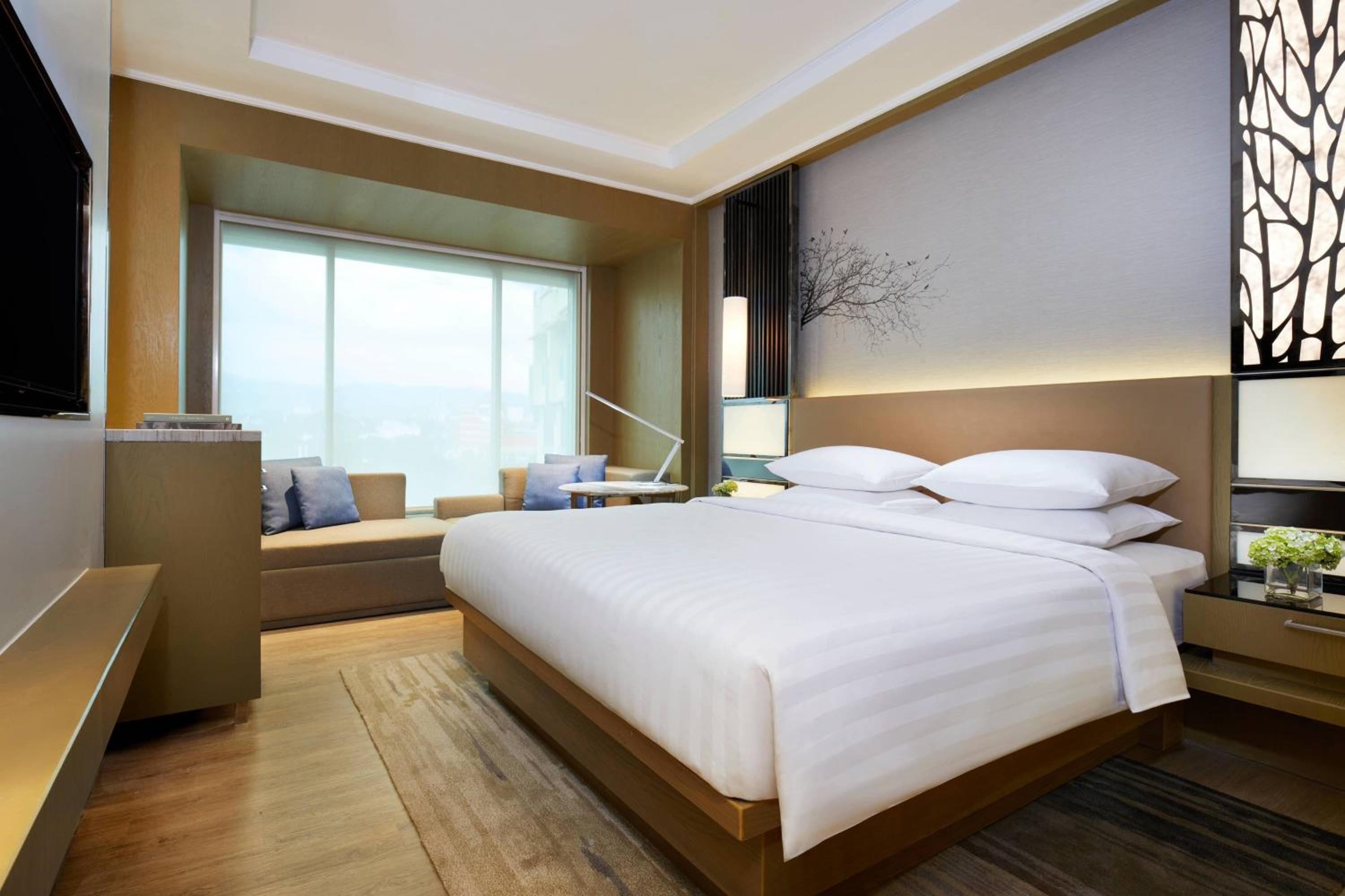 Deluxe King Room - Photo 3