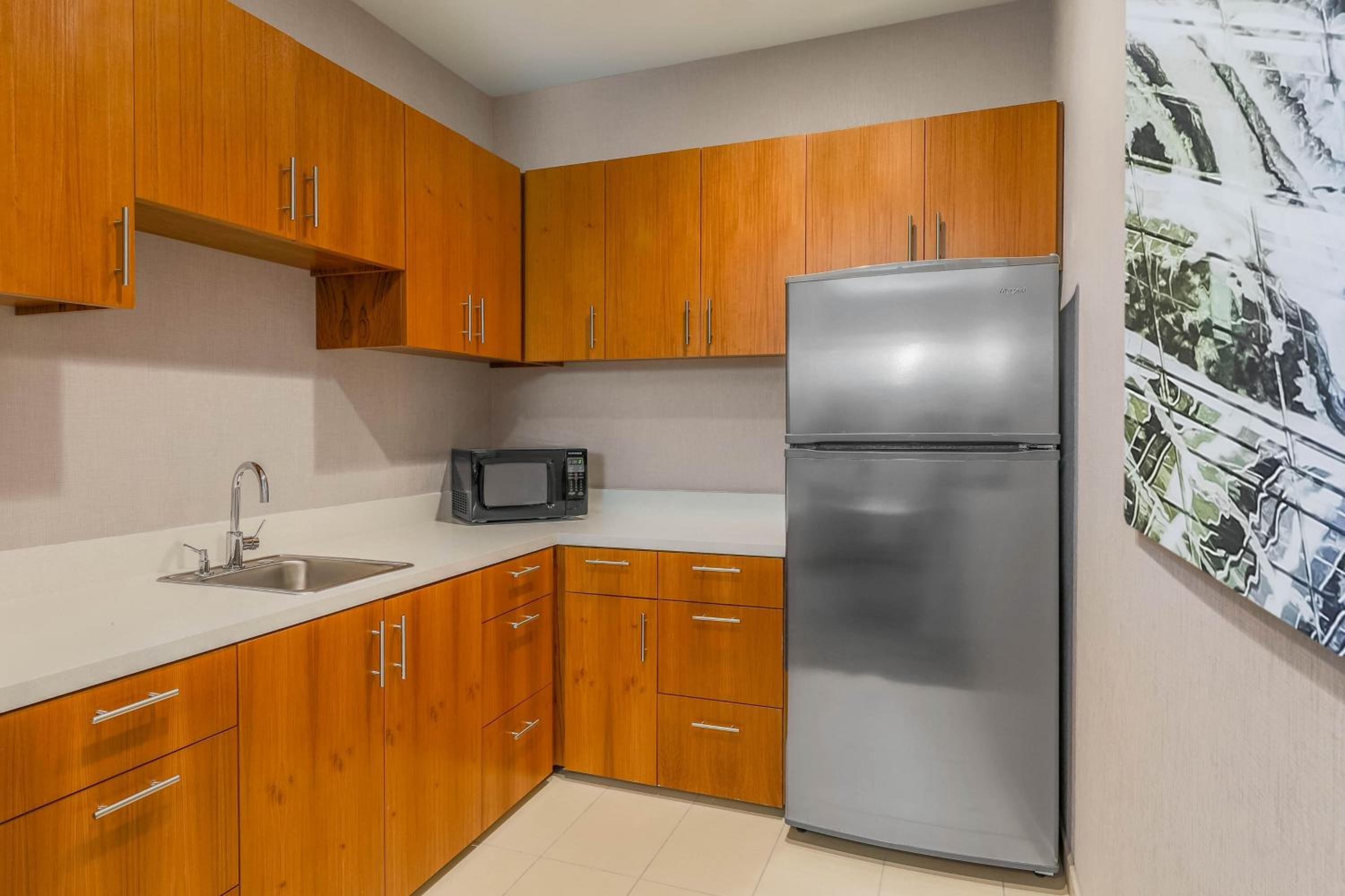 One-Bedroom King Suite with Transfer Shower and Roll-In Shower - Mobility Access - Photo 4