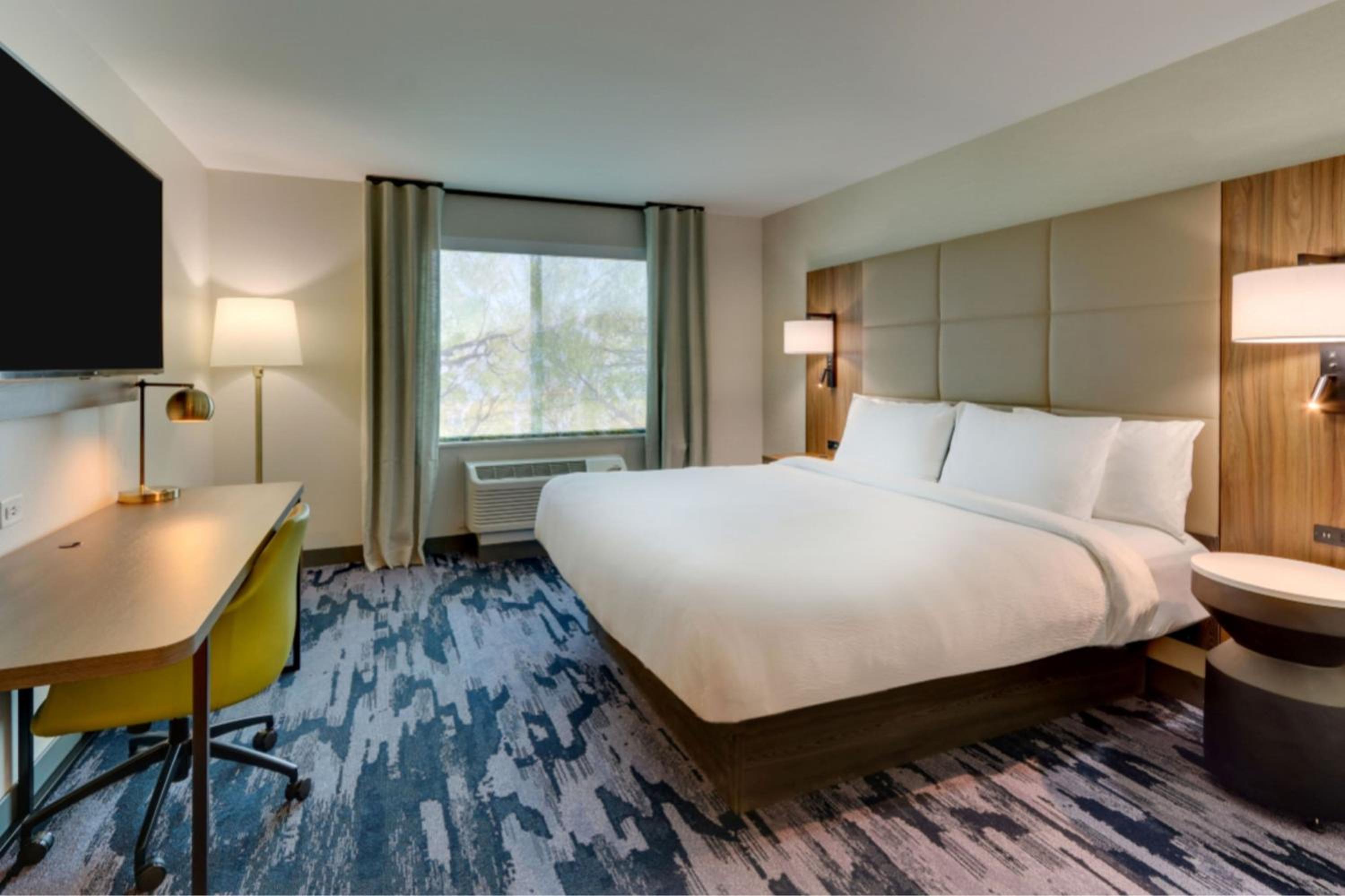 King Room with Roll-In Shower - Mobility Accessible - Photo 2