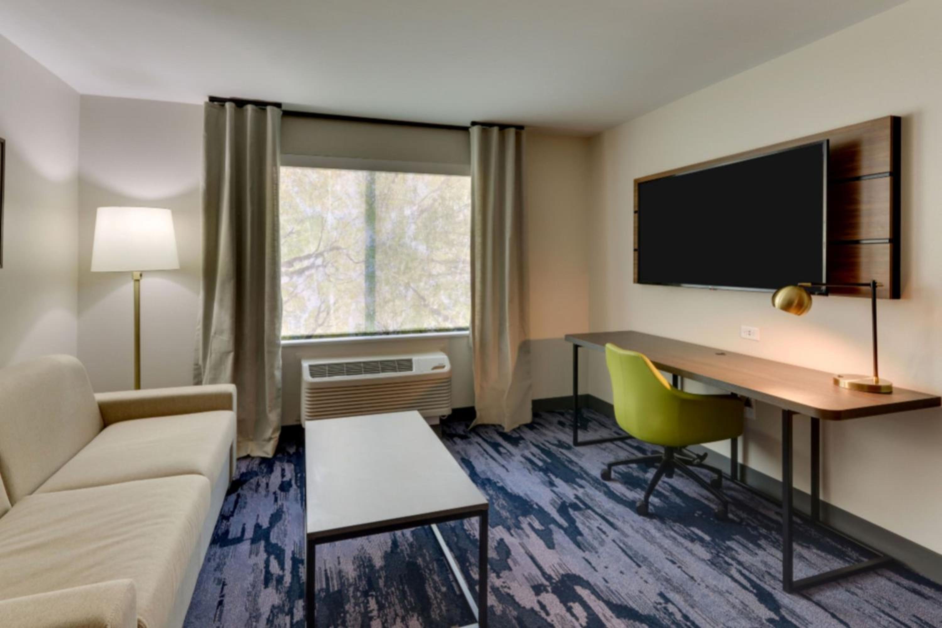 Queen Suite with Two Queen Beds, Bathtub and Sofa Bed - Mobility Access/Hearing Accessible - Photo 1