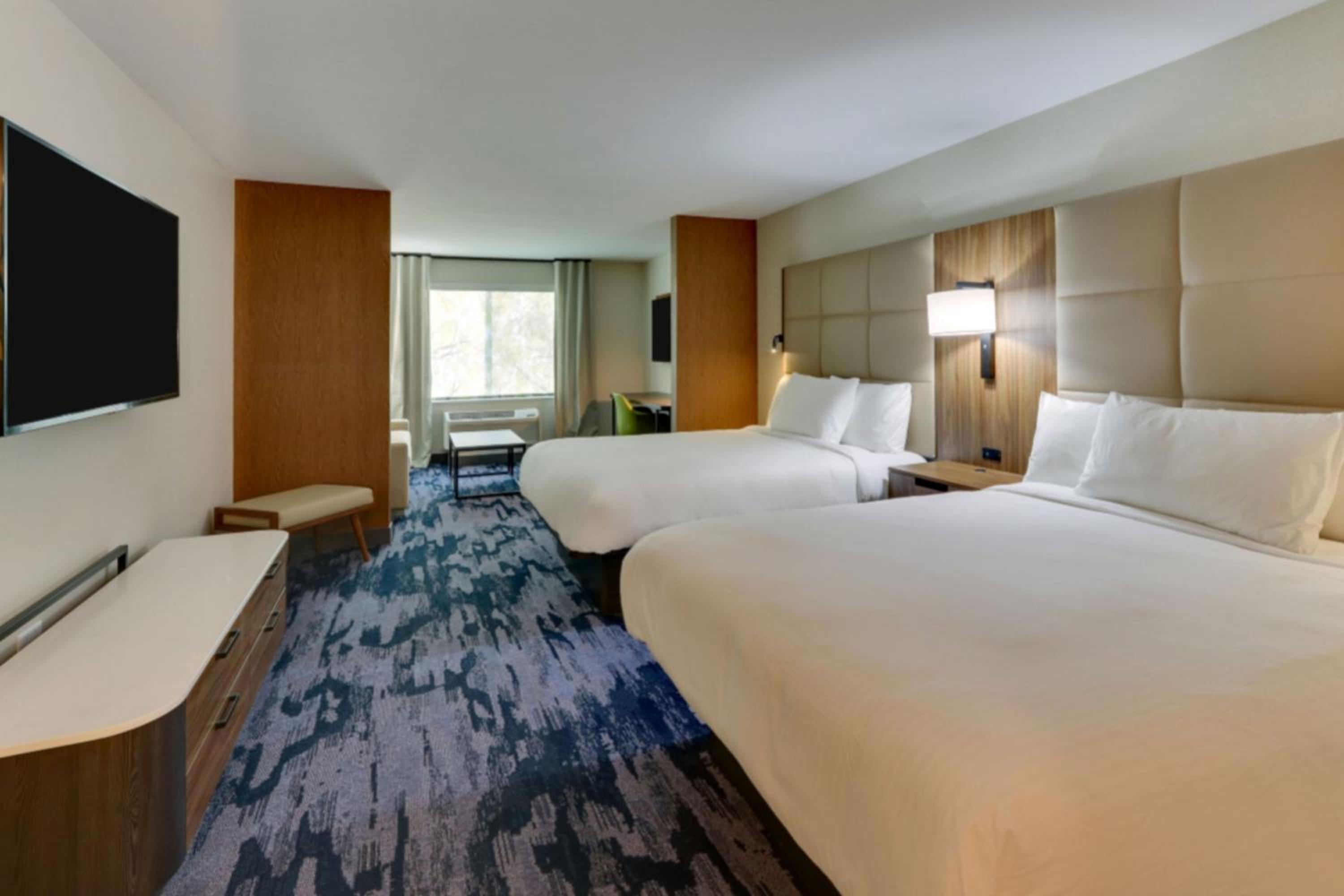 Queen Suite with Two Queen Beds, Bathtub and Sofa Bed - Mobility Access/Hearing Accessible - Photo 2