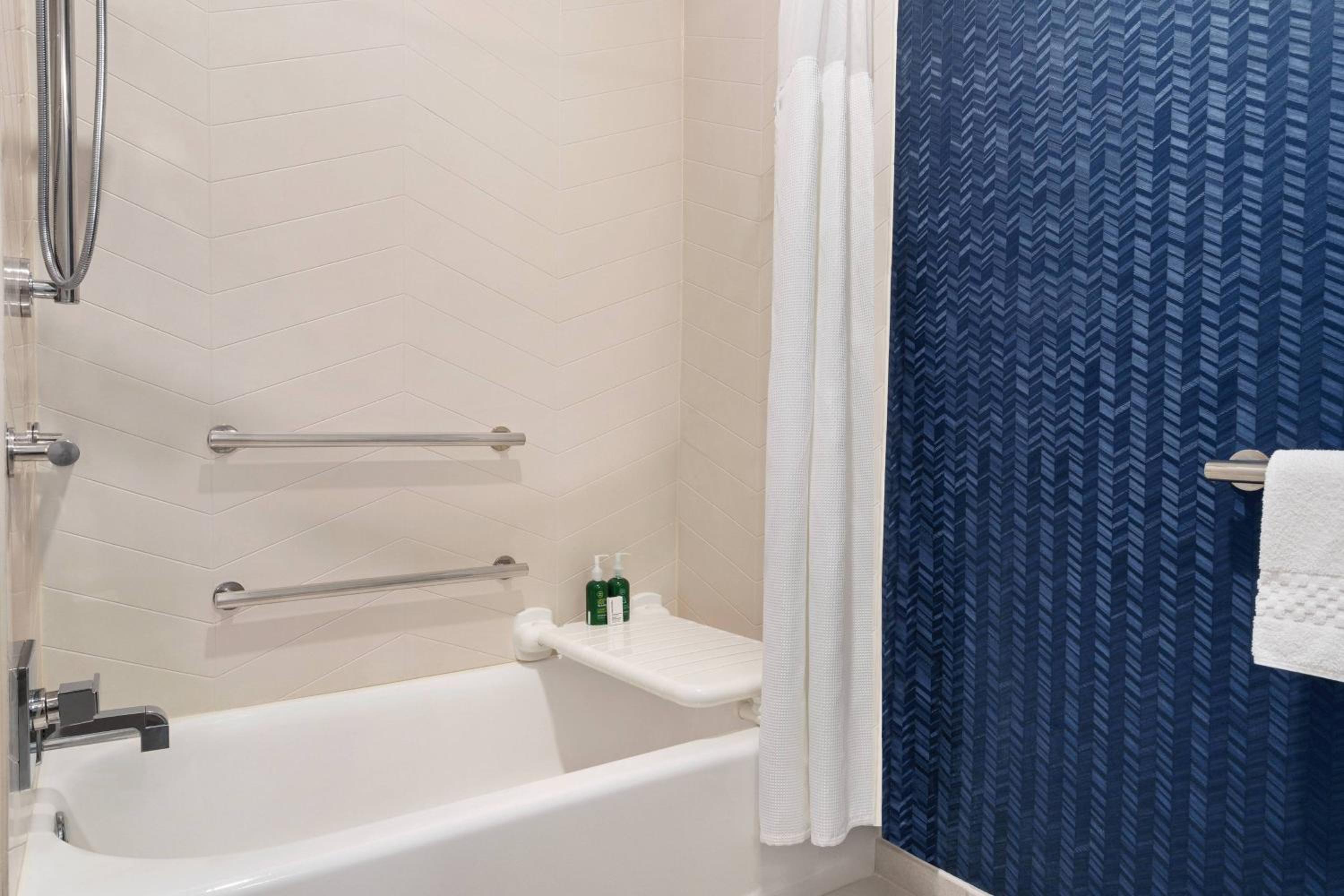 Queen Room with Two Queen Beds and Adapted Tub - Mobility Accessible - Photo 6