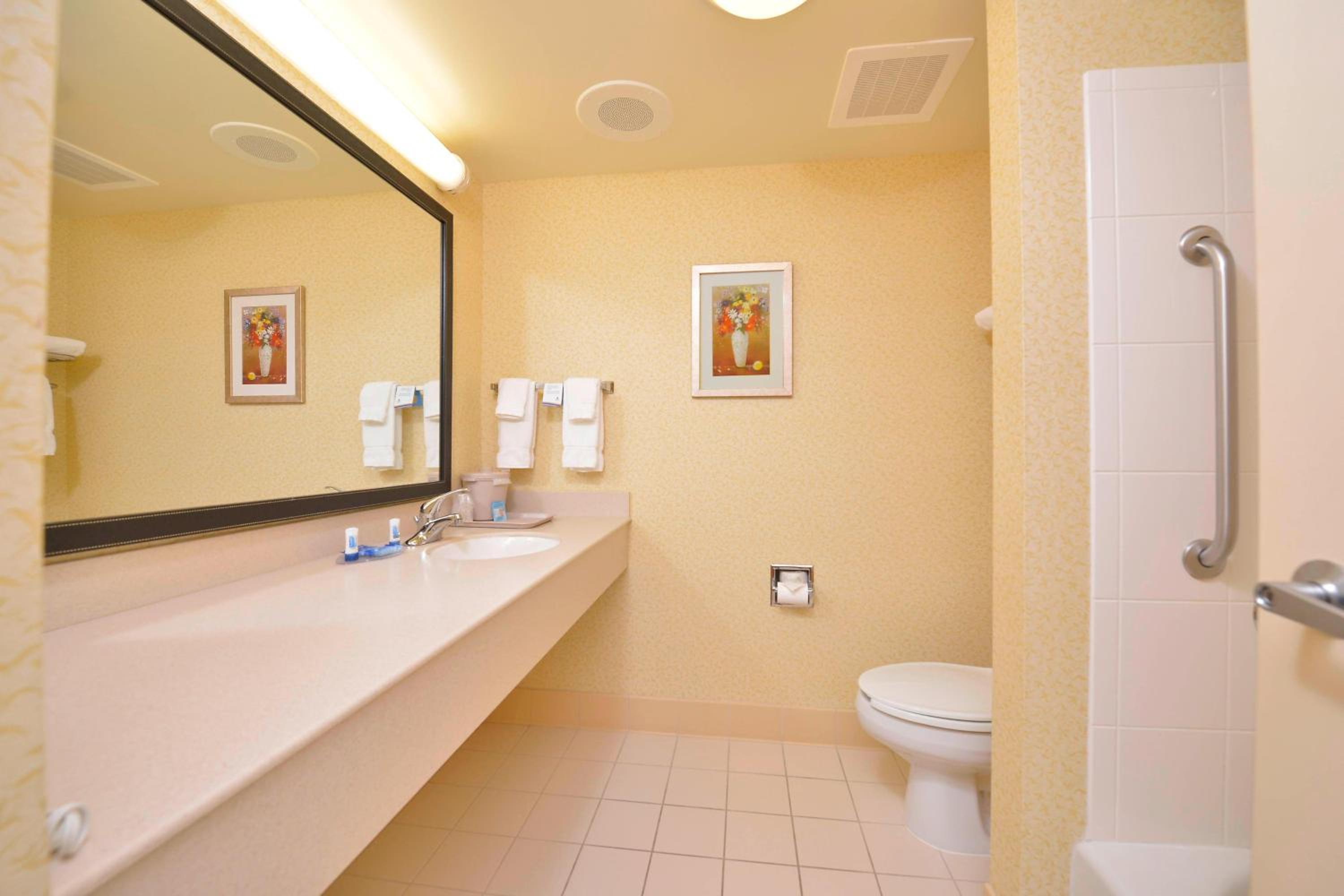 Double Room with Two Double Beds and Adapted Tub - Mobility and Hearing Accessible photo 3