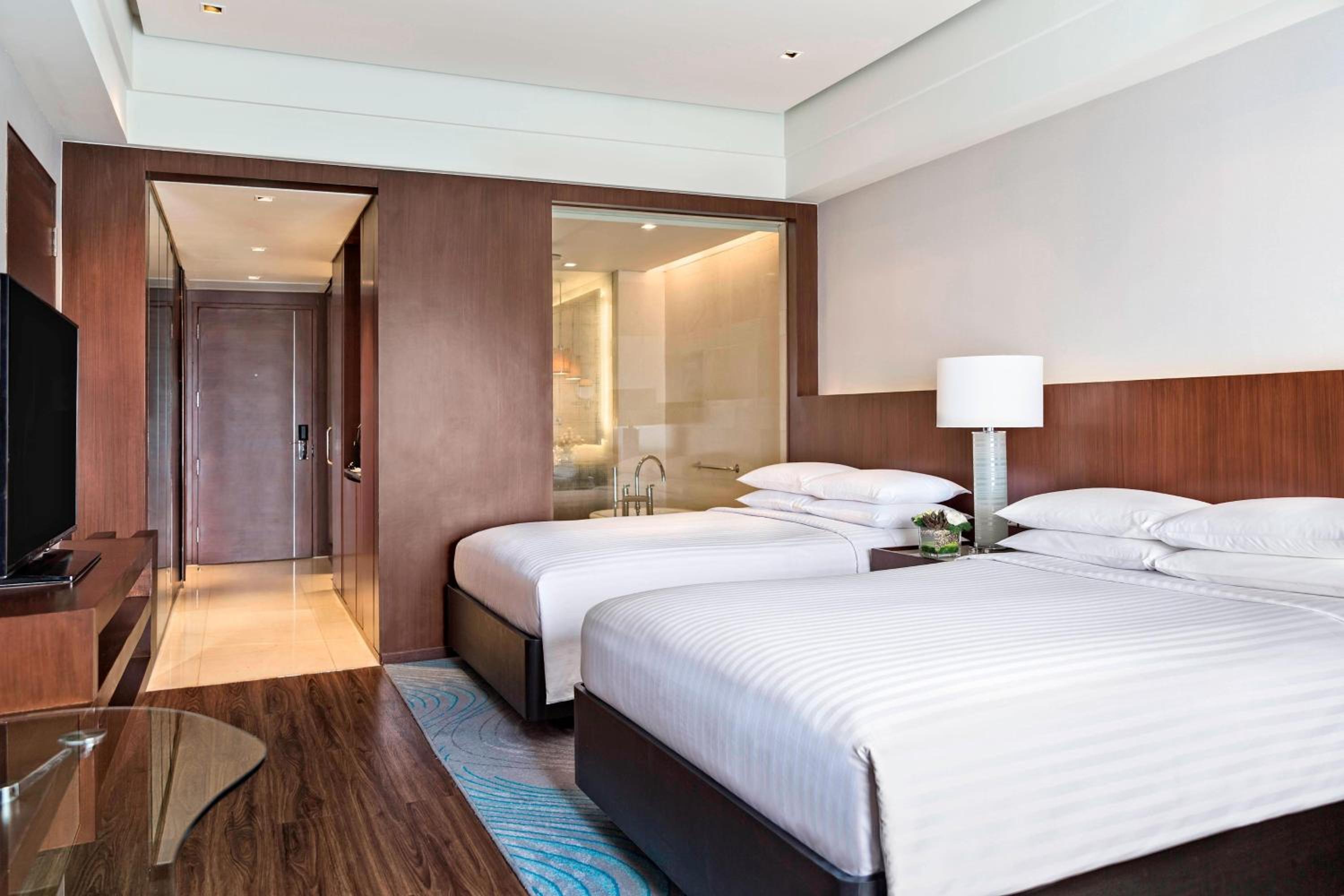 Guest room, 2 Double, Street view - Photo 1