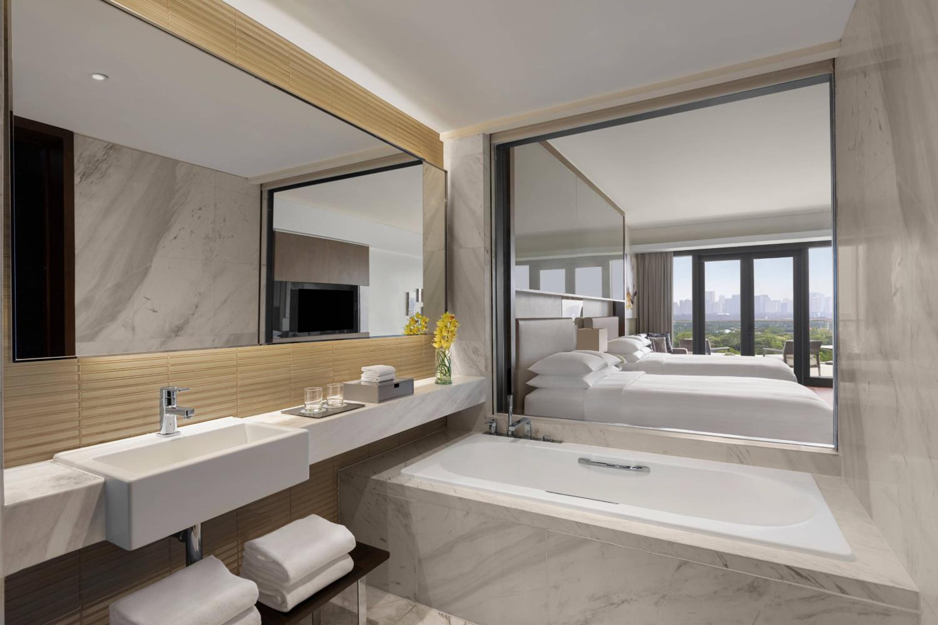 Premium Balcony, Executive lounge access, Guest room, 2 Double - Photo 4