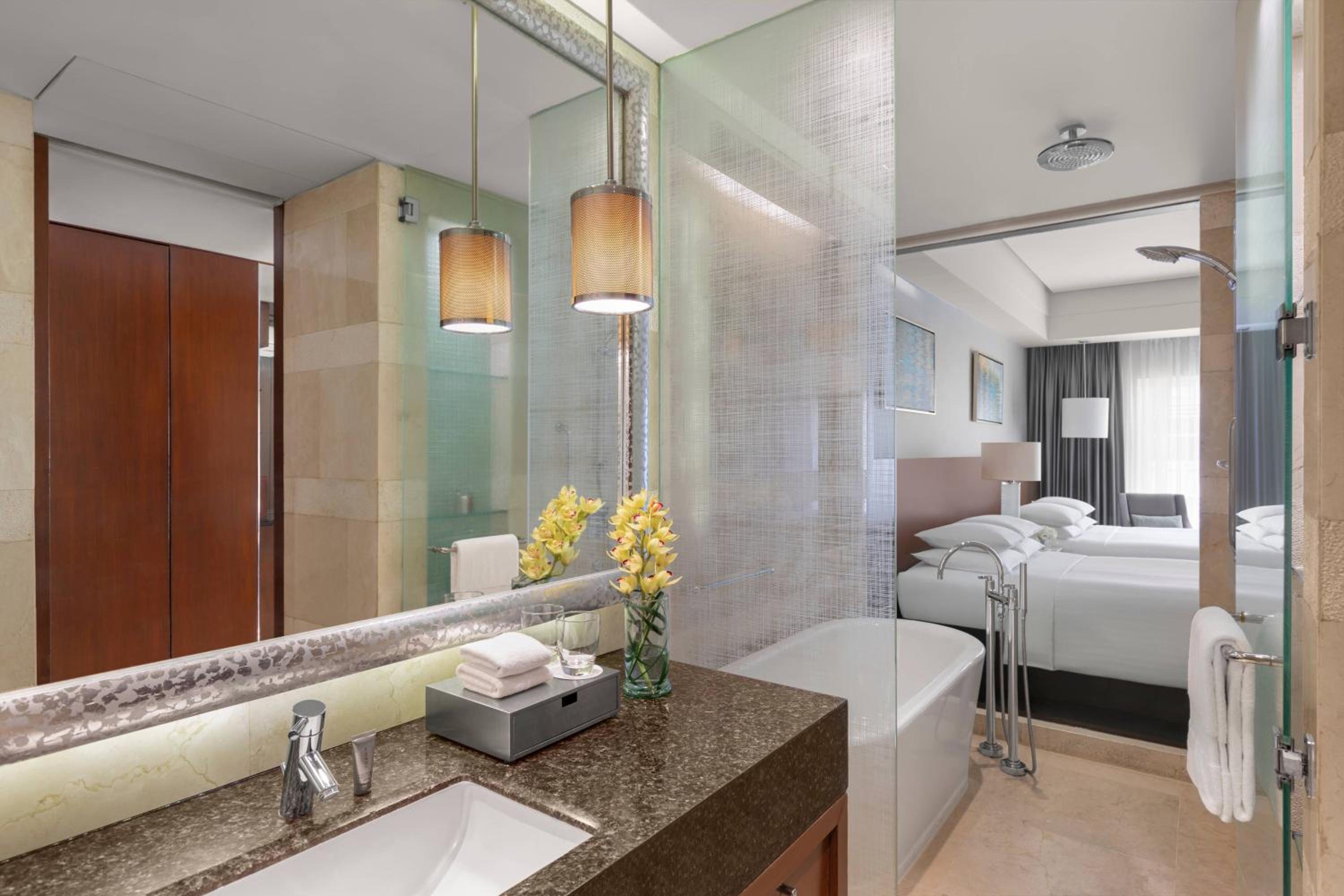Guest room, 2 Double, Street view - Photo 2
