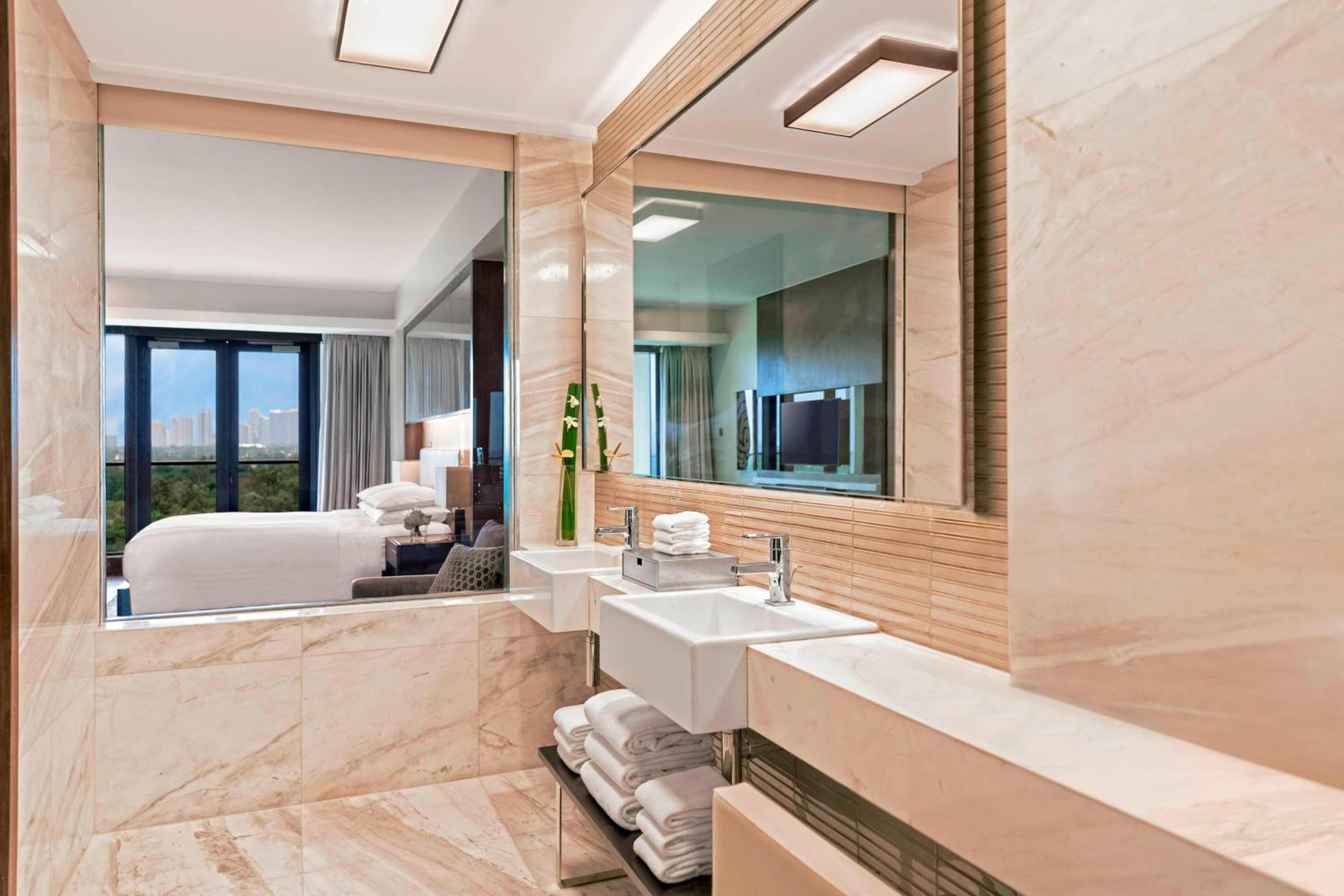 Executive Deluxe King Suite with Lounge Access - Photo 2