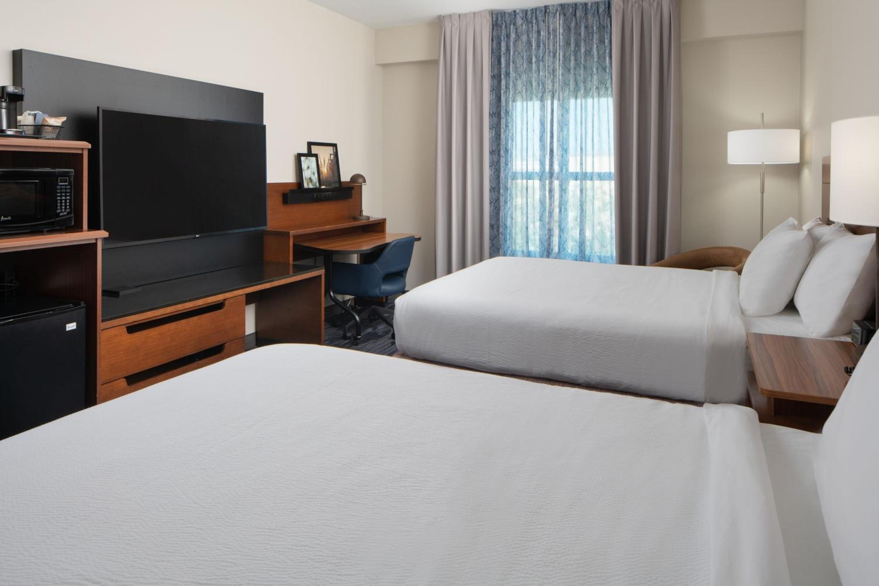 Queen Room with Two Queen Beds and Adapted Tub - Mobility and Hearing Accessible - Photo 2