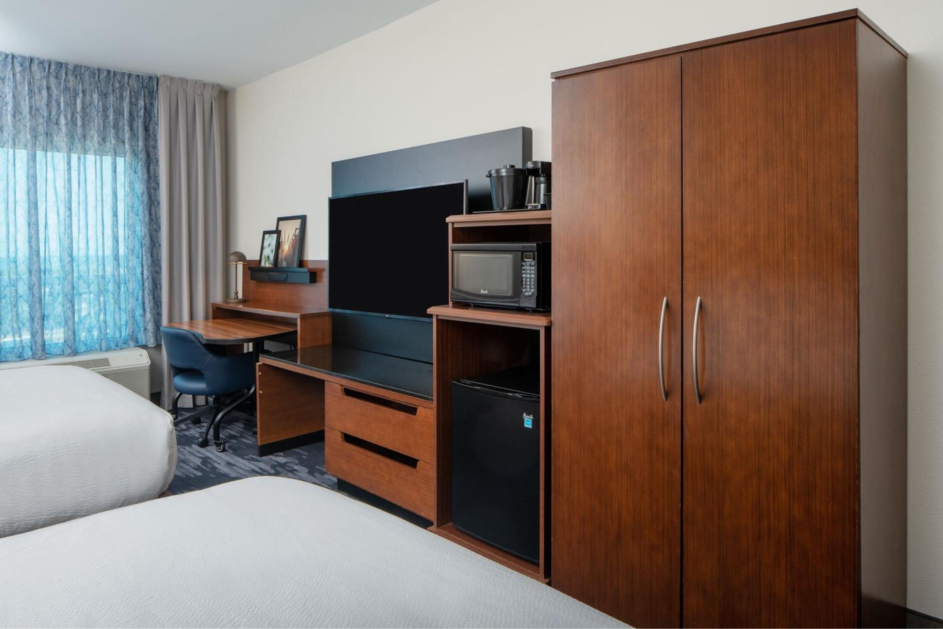 Queen Room with Two Queen Beds and Adapted Tub - Mobility and Hearing Accessible - Photo 3