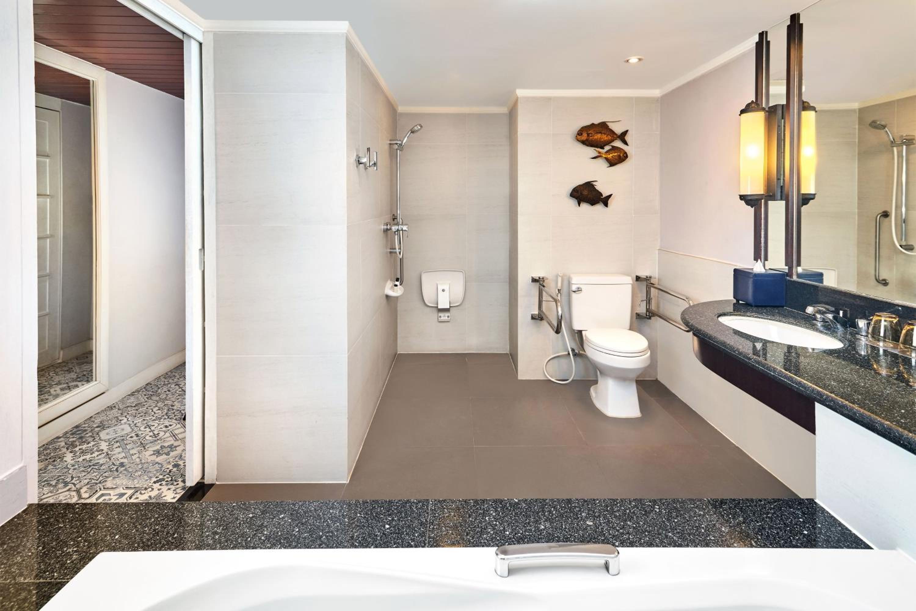 Deluxe, Guest room, 1 King - Photo 5