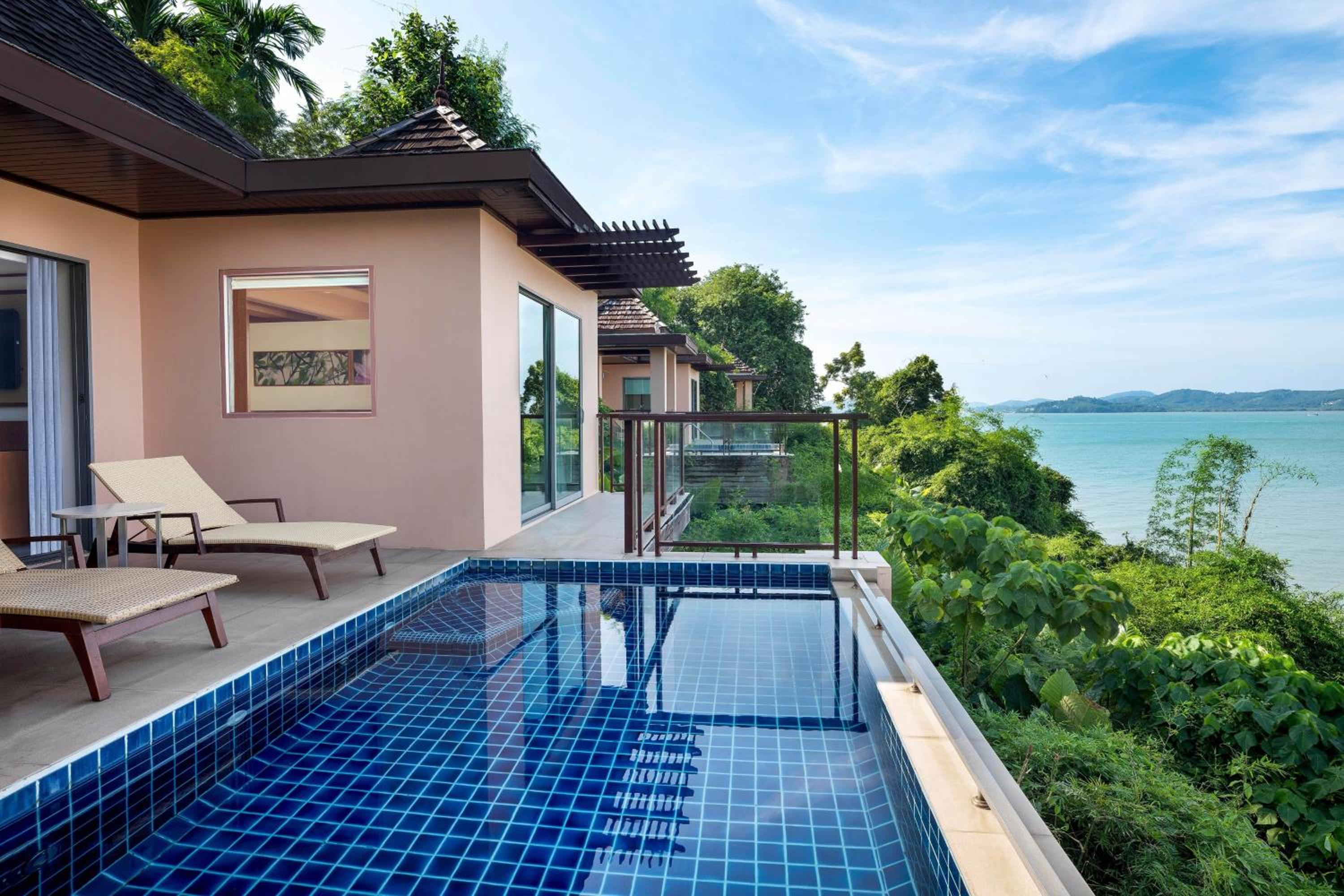 Oceanfront View, 1 Bedroom Larger Villa, 1 King photo 3