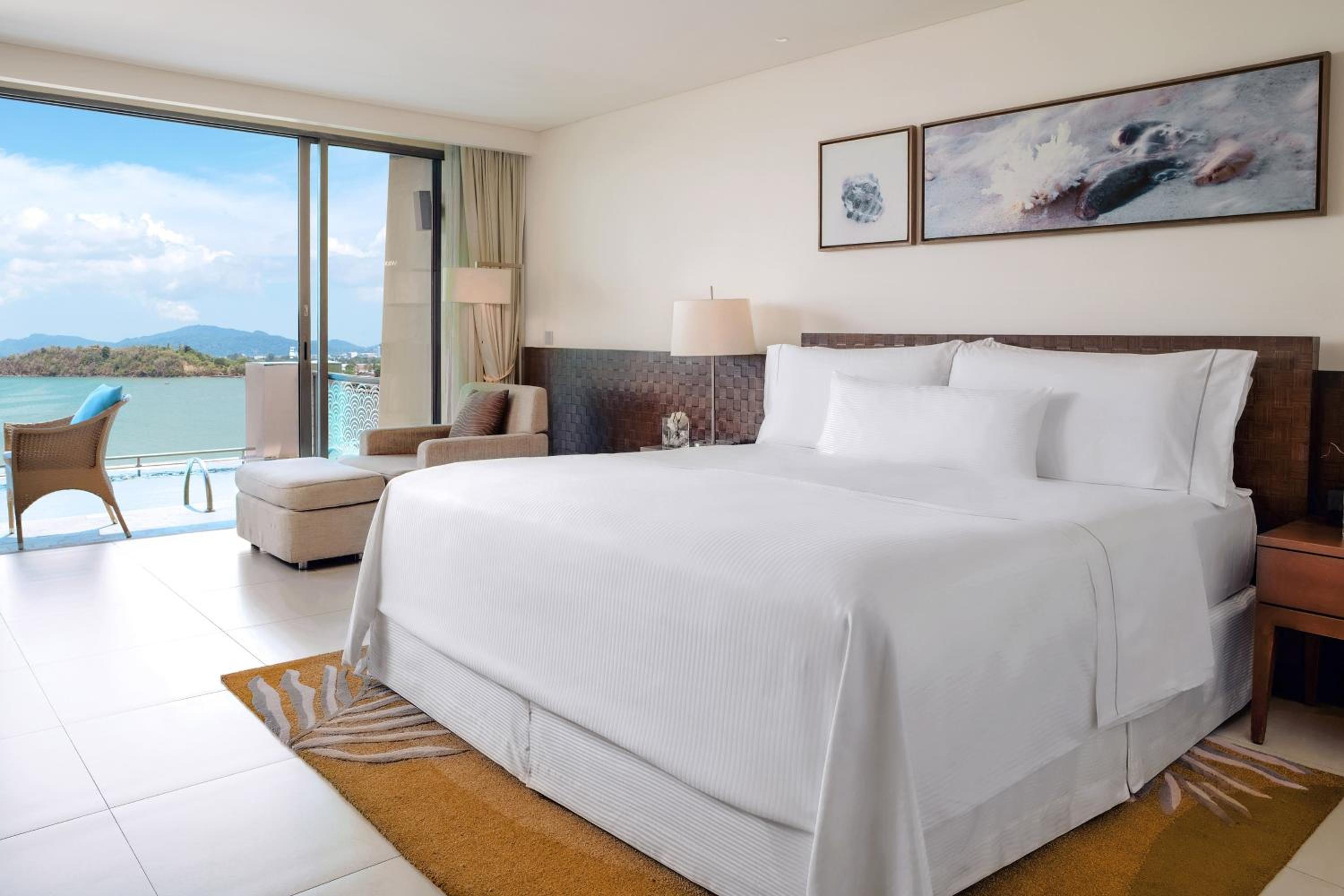 Oceanfront View, 1 Bedroom Suite, 1 King, Pool Acess photo 2
