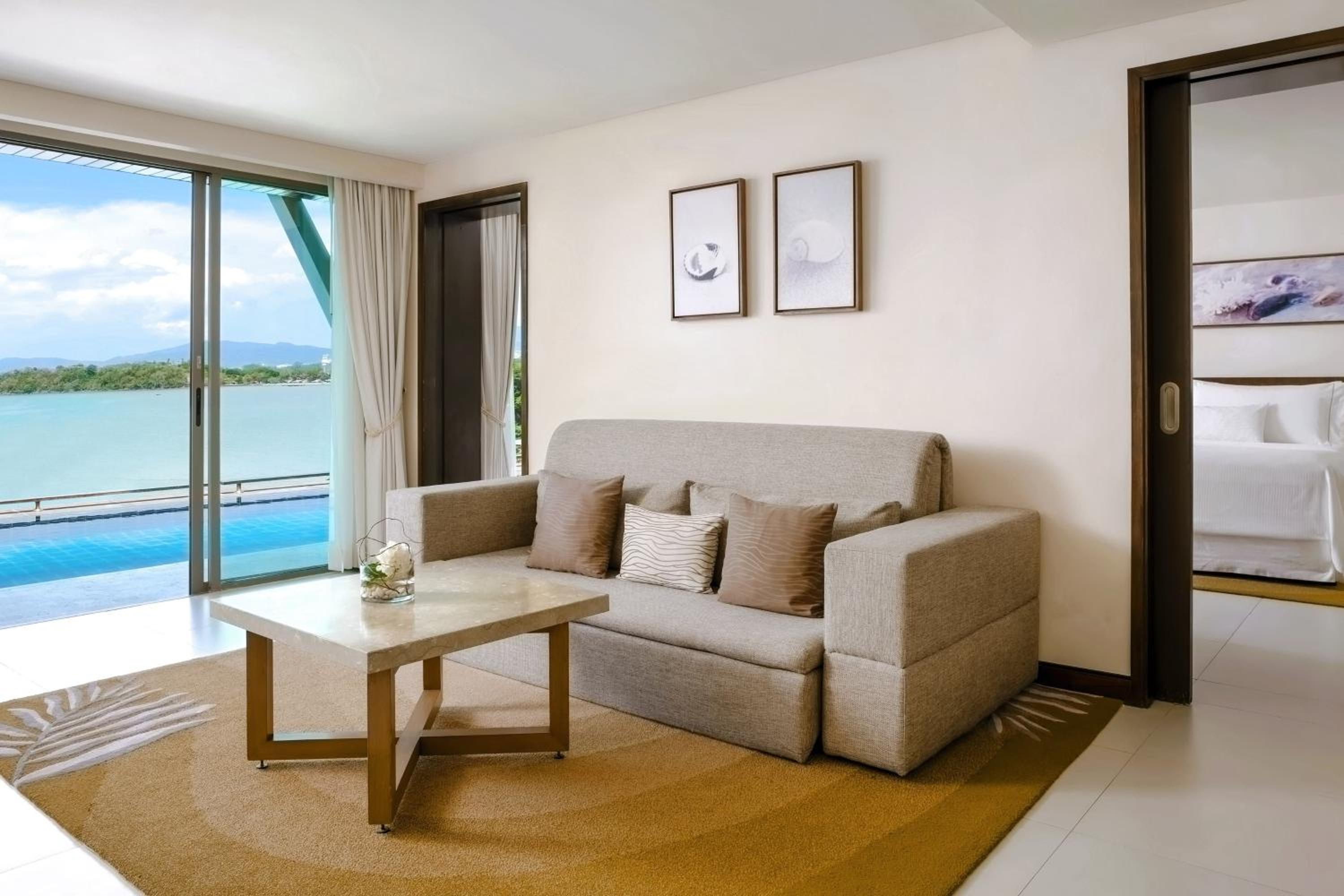 Oceanfront View, 1 Bedroom Suite, 1 King, Pool Acess photo 3