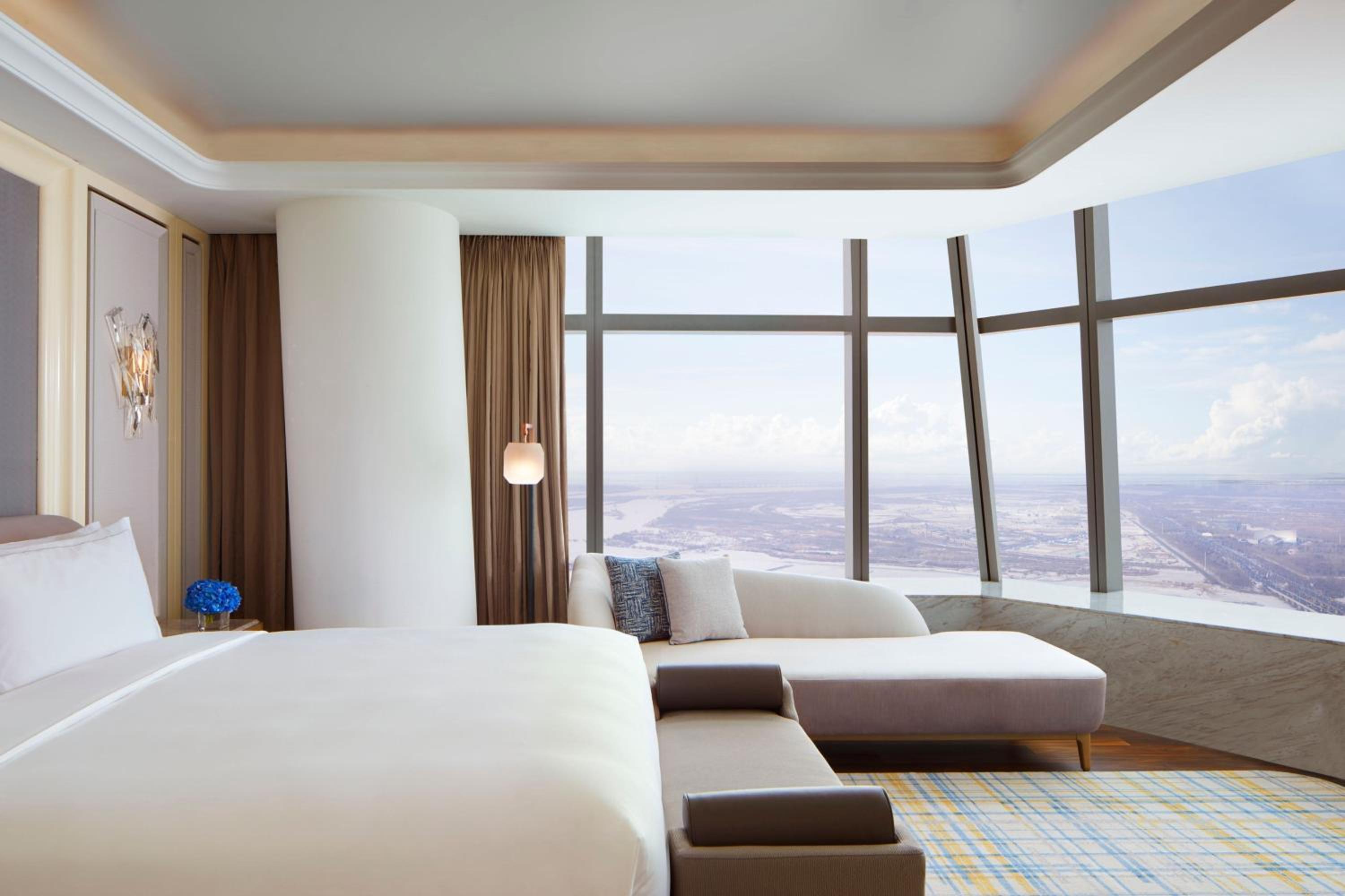 Executive King Suite with River View - Club Lounge Access - Photo 2