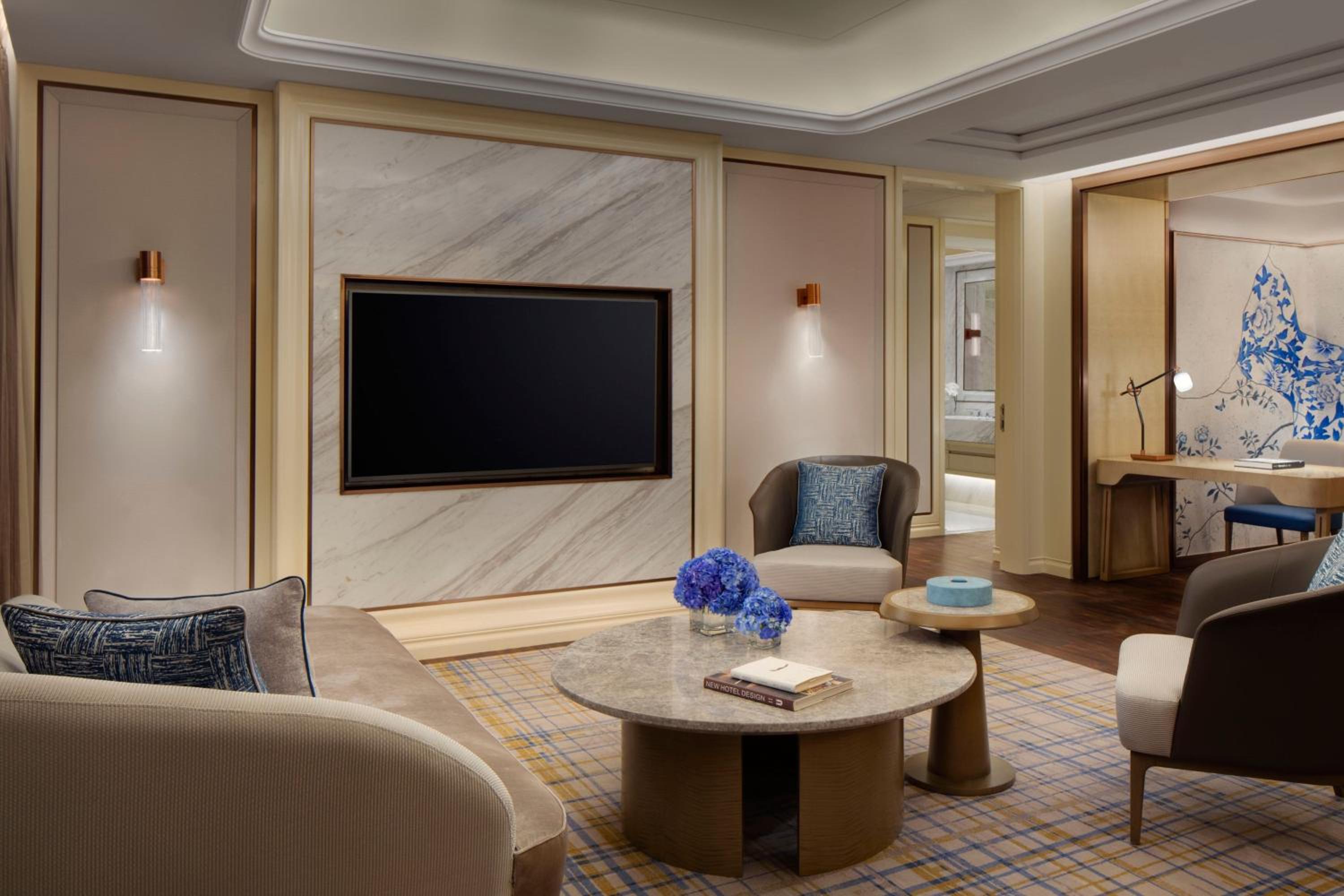 Executive King Suite with City View - Club Lounge Access - Photo 3
