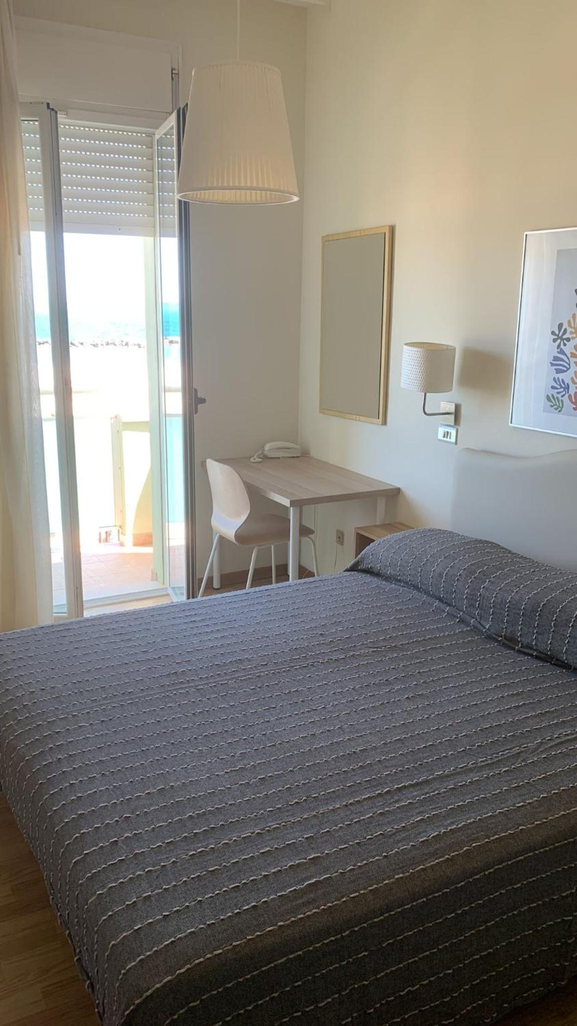 Double Room with Balcony and Sea View - Photo 11