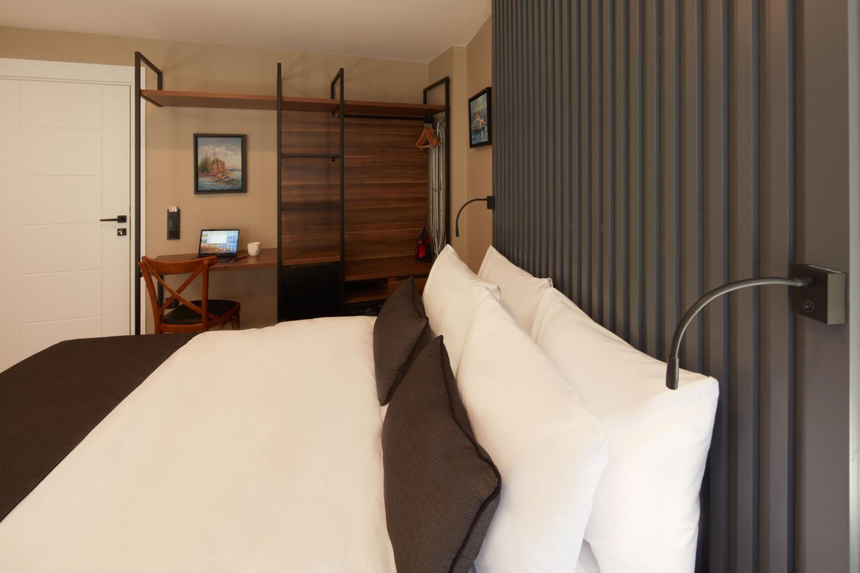 Deluxe Double Room with Balcony photo 1