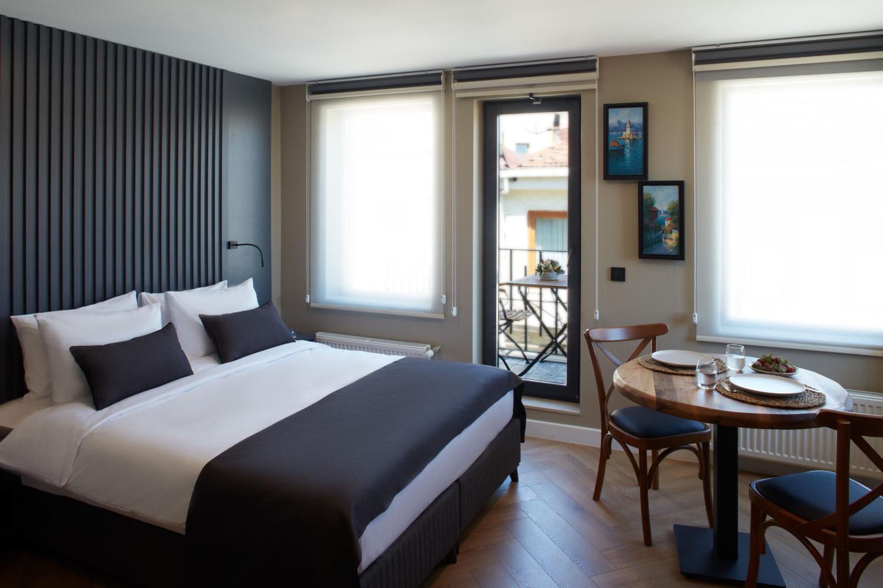 Deluxe Double Room with Balcony photo 2
