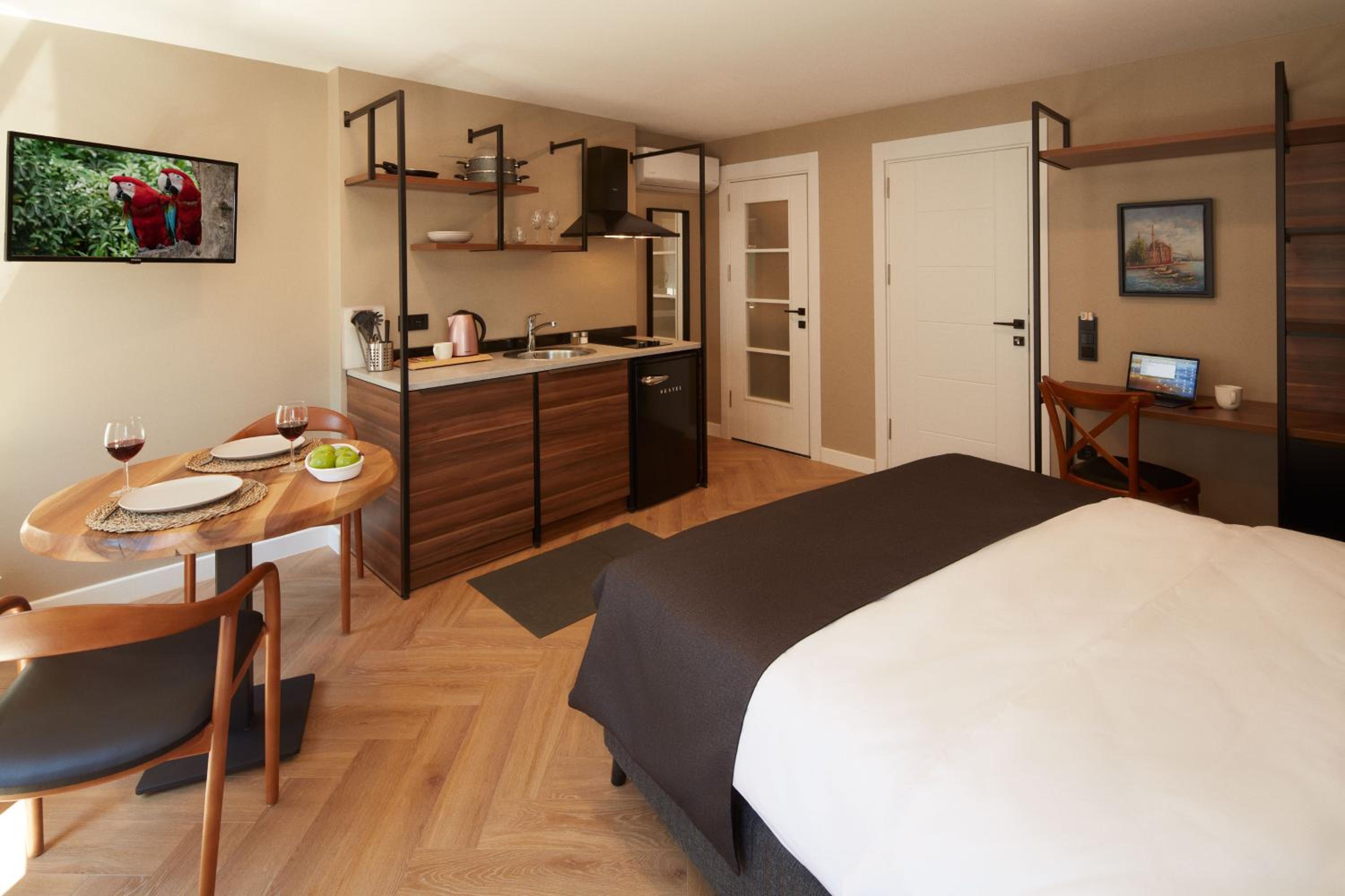 Deluxe Double Room with Balcony photo 3