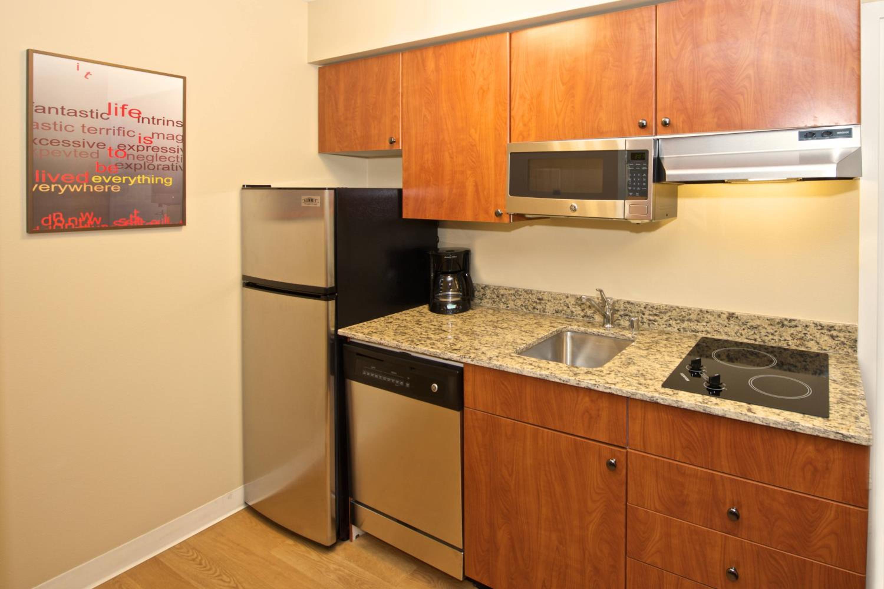 Deluxe Queen Suite with Sofa Bed - Photo 2