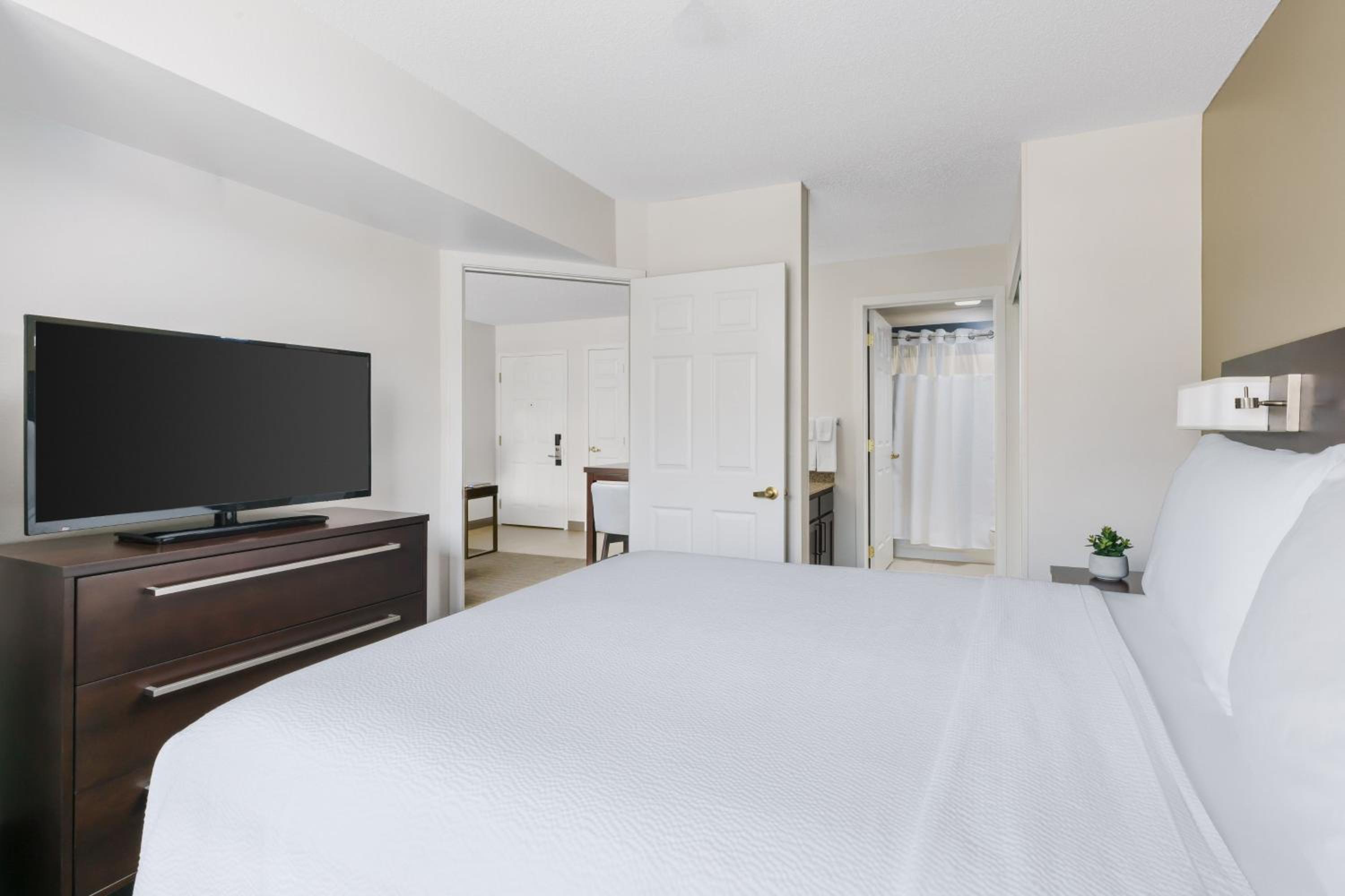 One-Bedroom Queen Suite with Sofa Bed - Photo 4