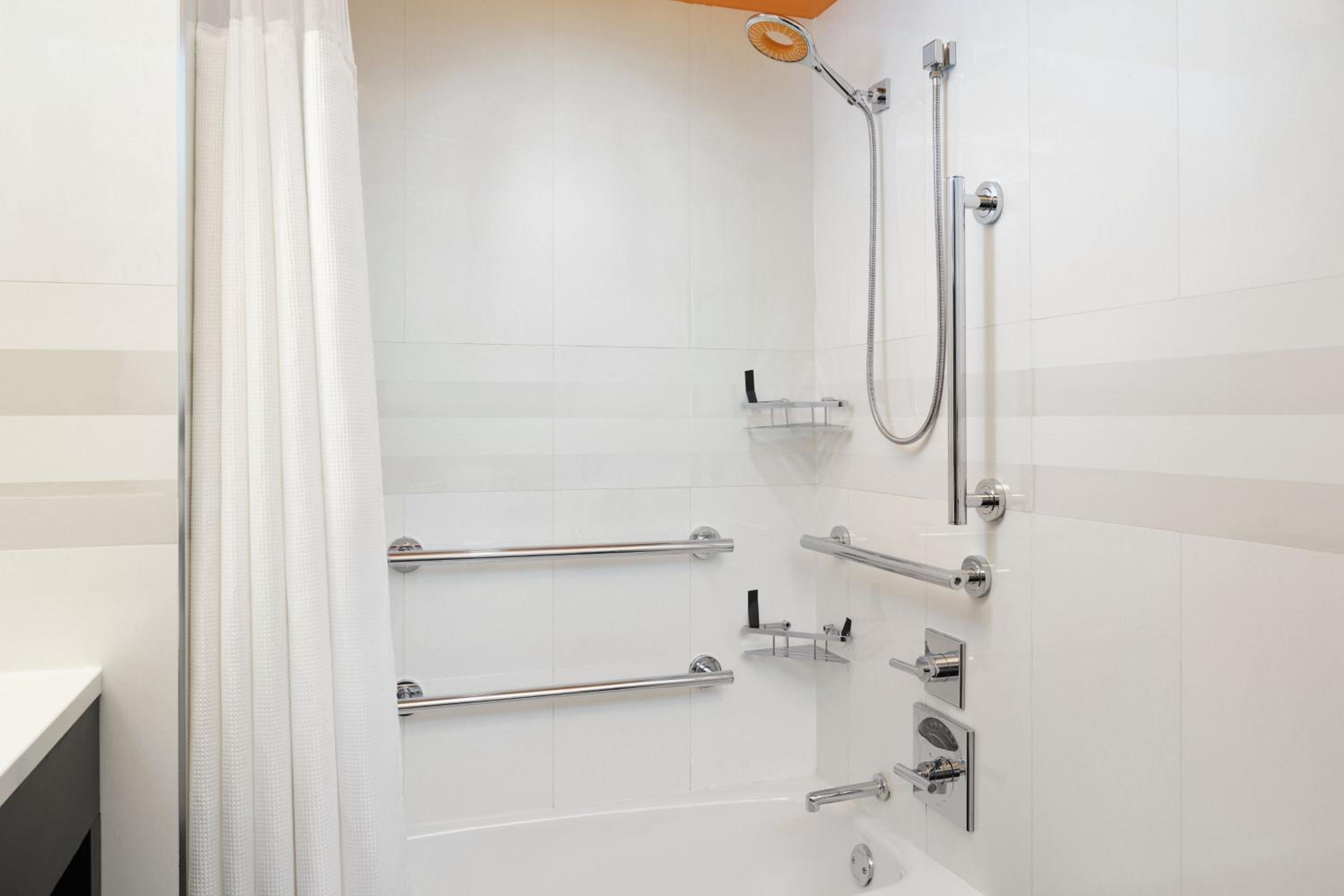 Upgraded Double Room with Two Double Beds, City View and Adapted Tub - Mobility Accessible