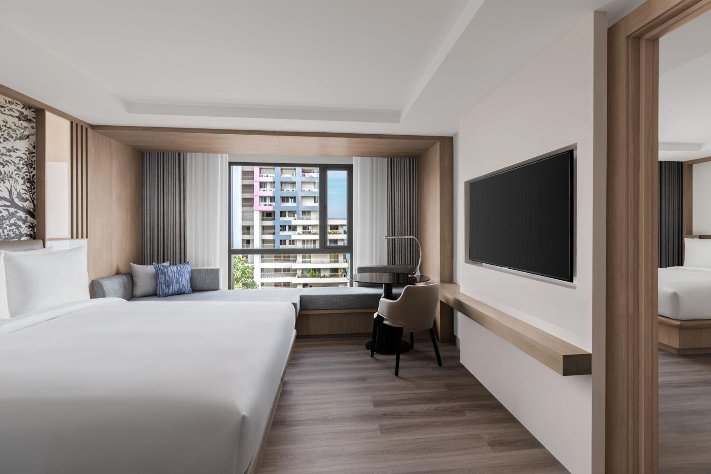 Superior King Room with Sofa Bed and City View thumbnail 5