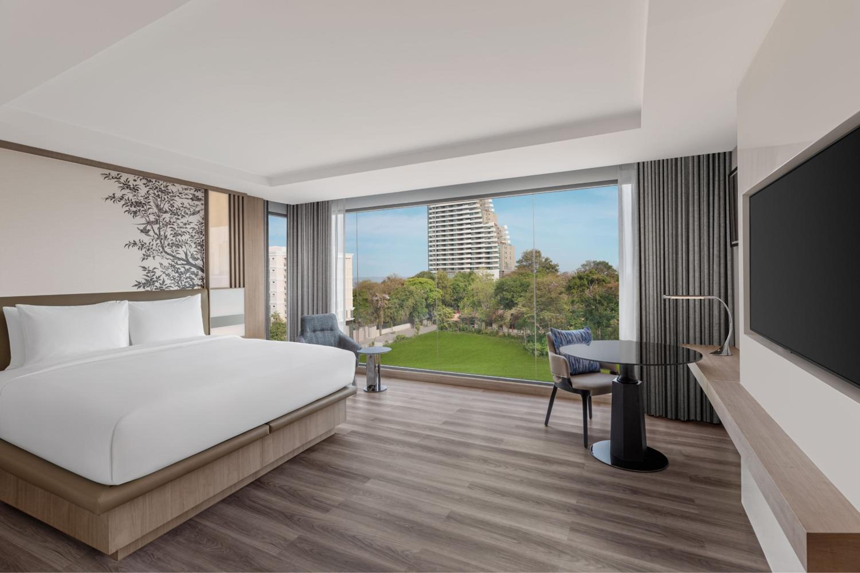 Deluxe King Room with City View