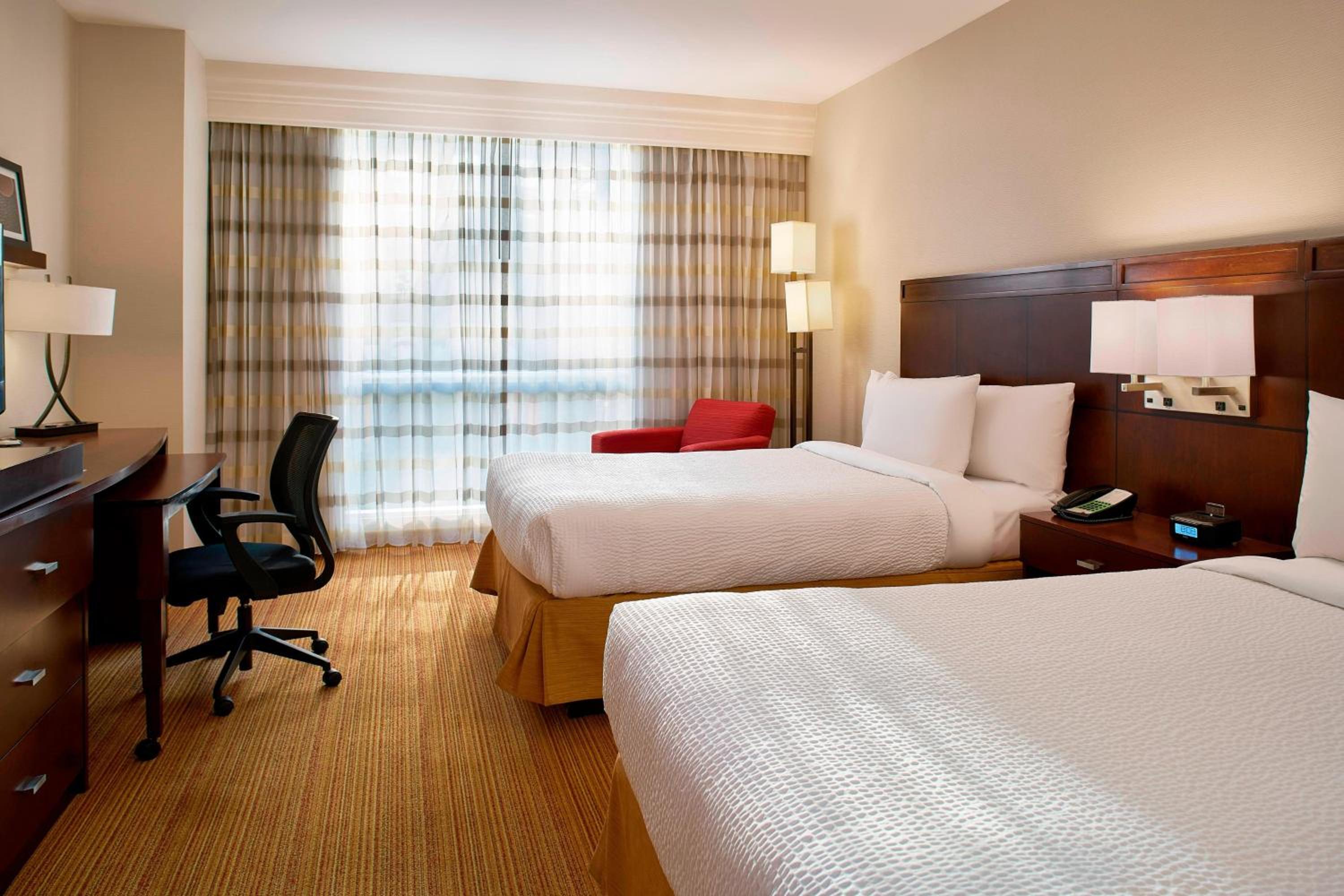 Guest Room with Two Double Beds - Photo 3