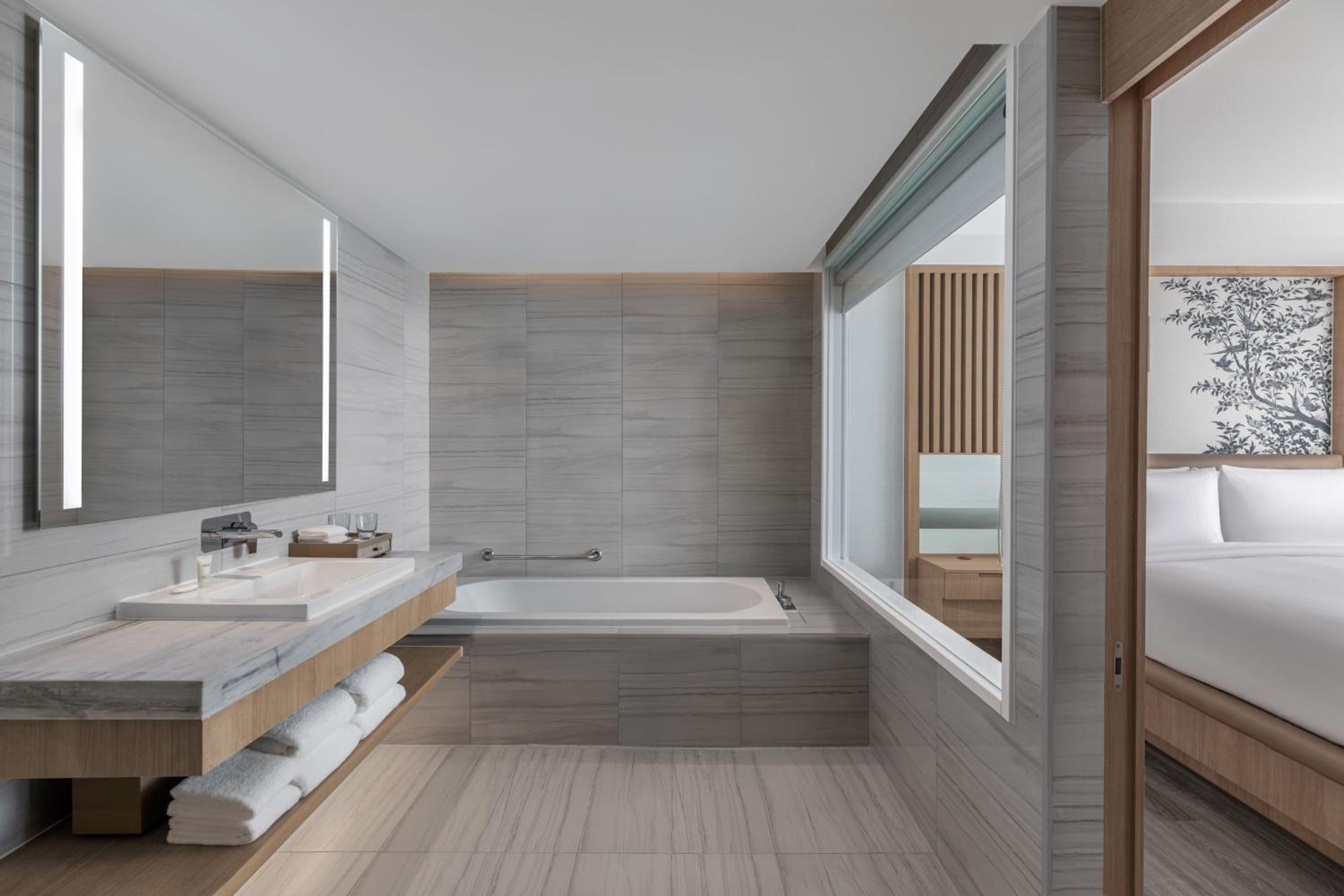 One-Bedroom Deluxe King Suite with City View thumbnail 5