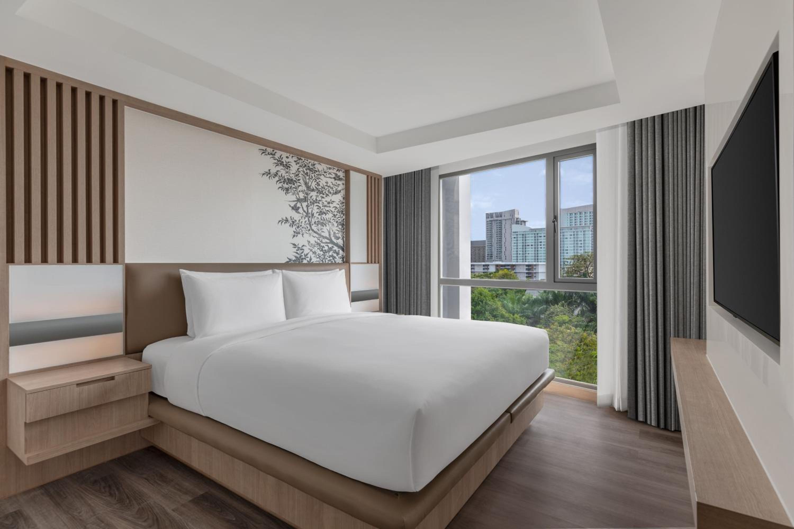 One-Bedroom Deluxe King Suite with City View