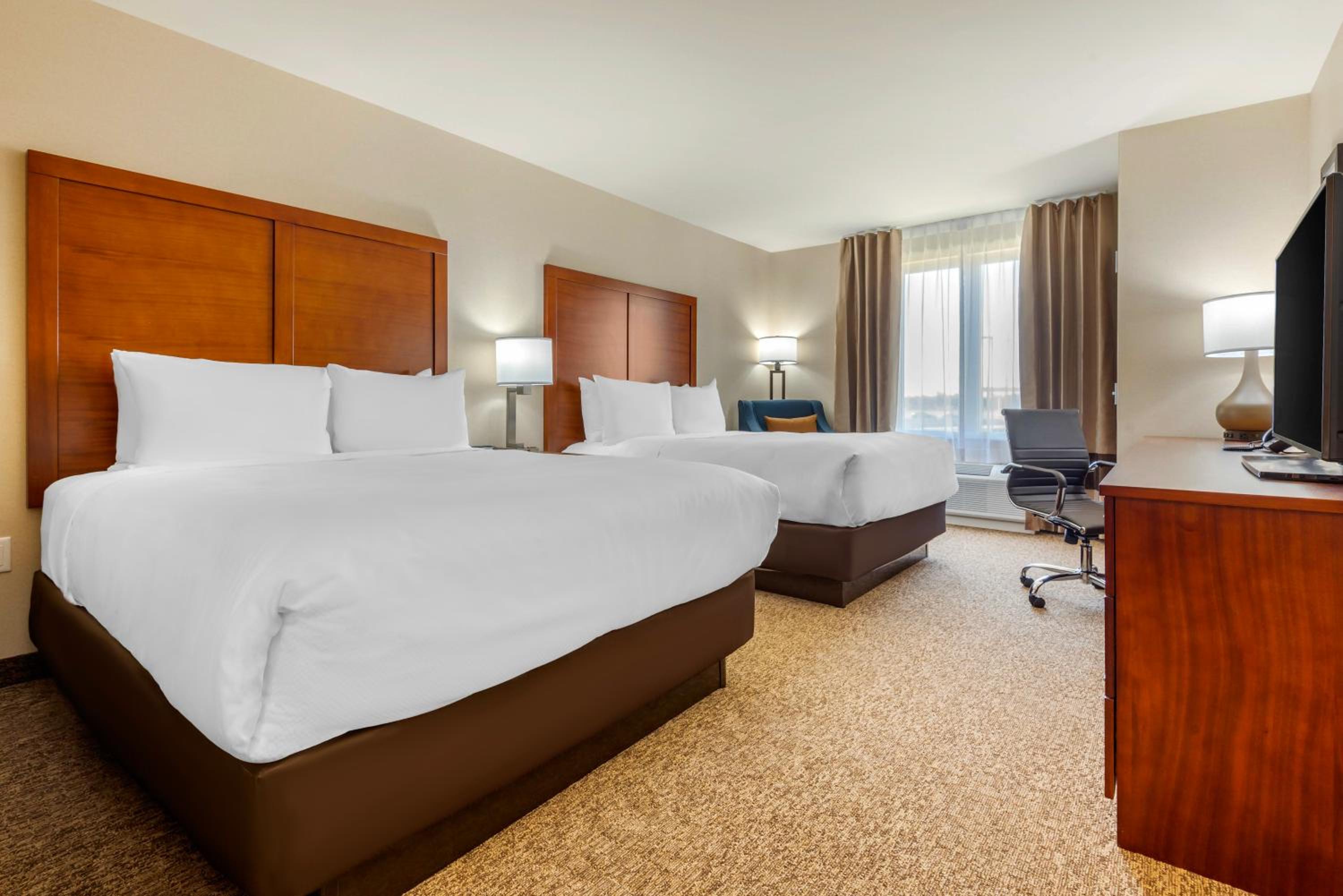 Queen Room with Two Queen Beds - Non-Smoking - Photo 1