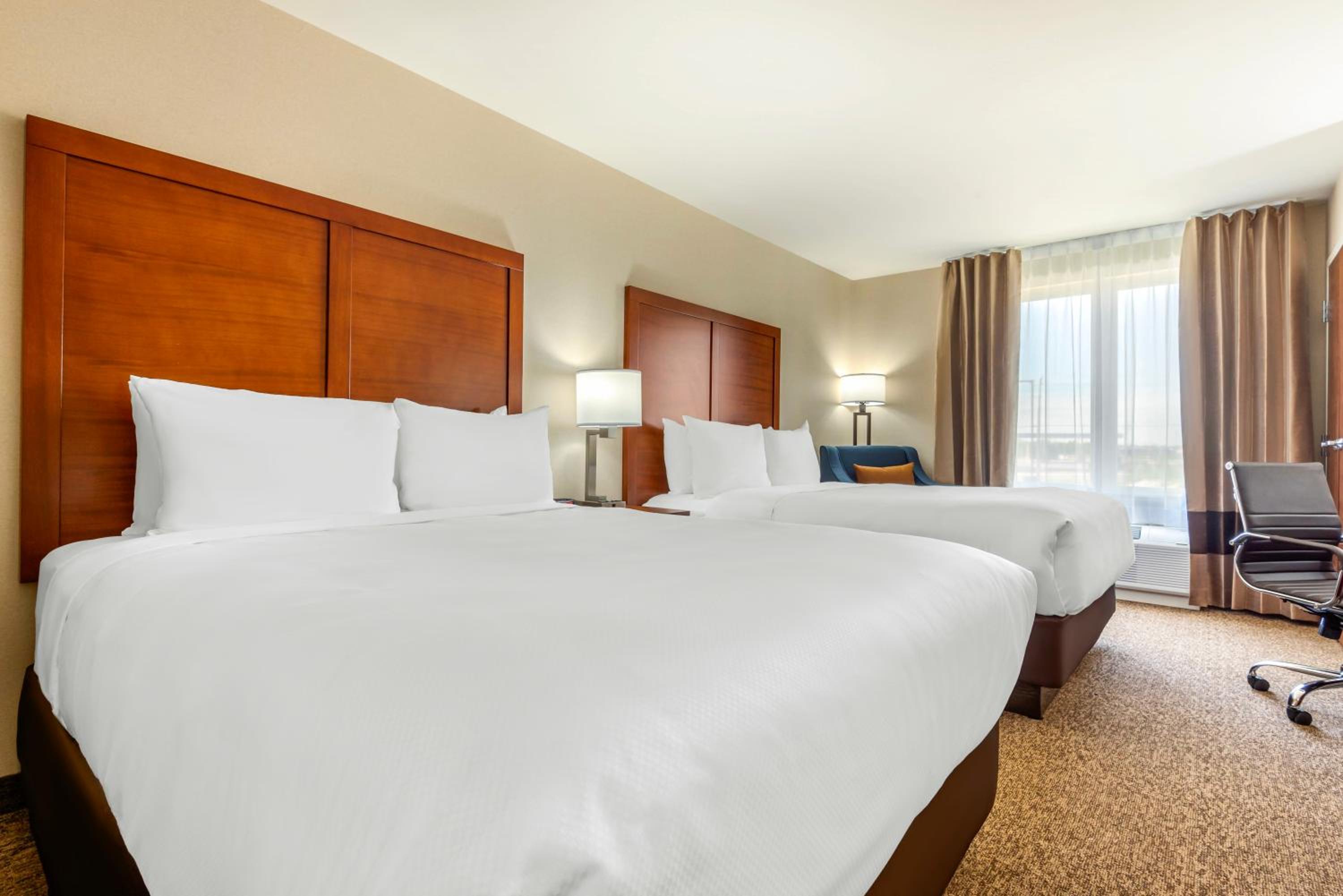 Queen Room with Two Queen Beds - Non-Smoking - Photo 4