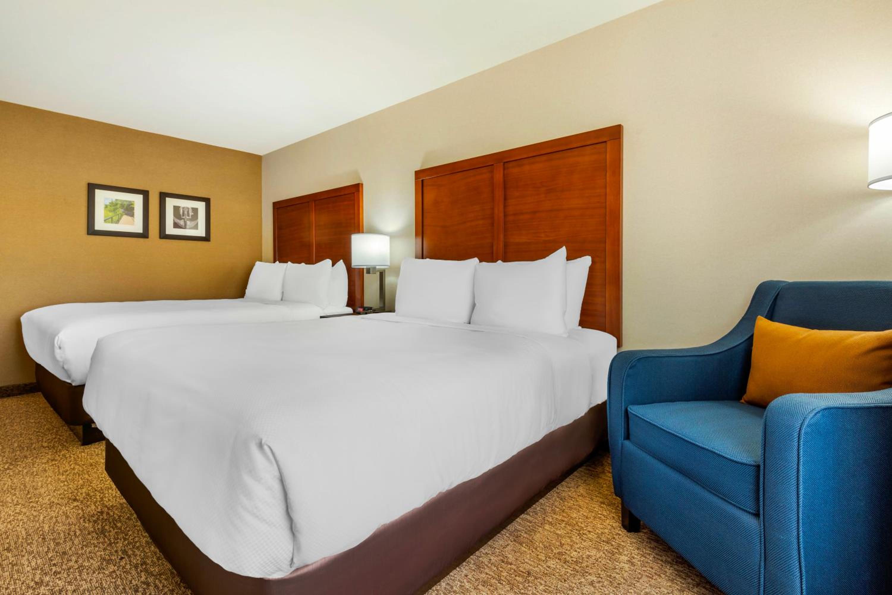 Queen Room with Two Queen Beds - Non-Smoking - Photo 2
