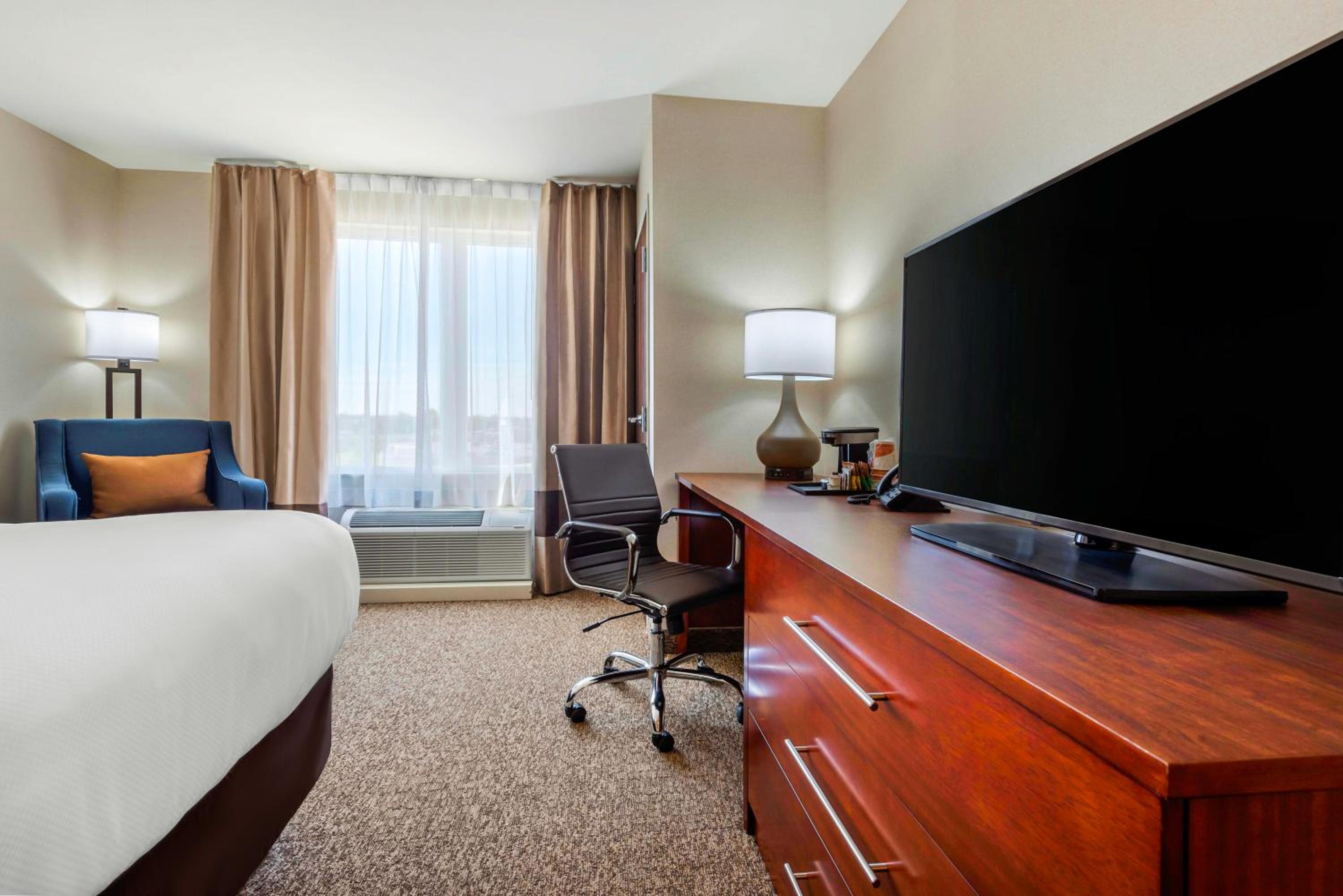 King Room - Non-Smoking - Photo 5