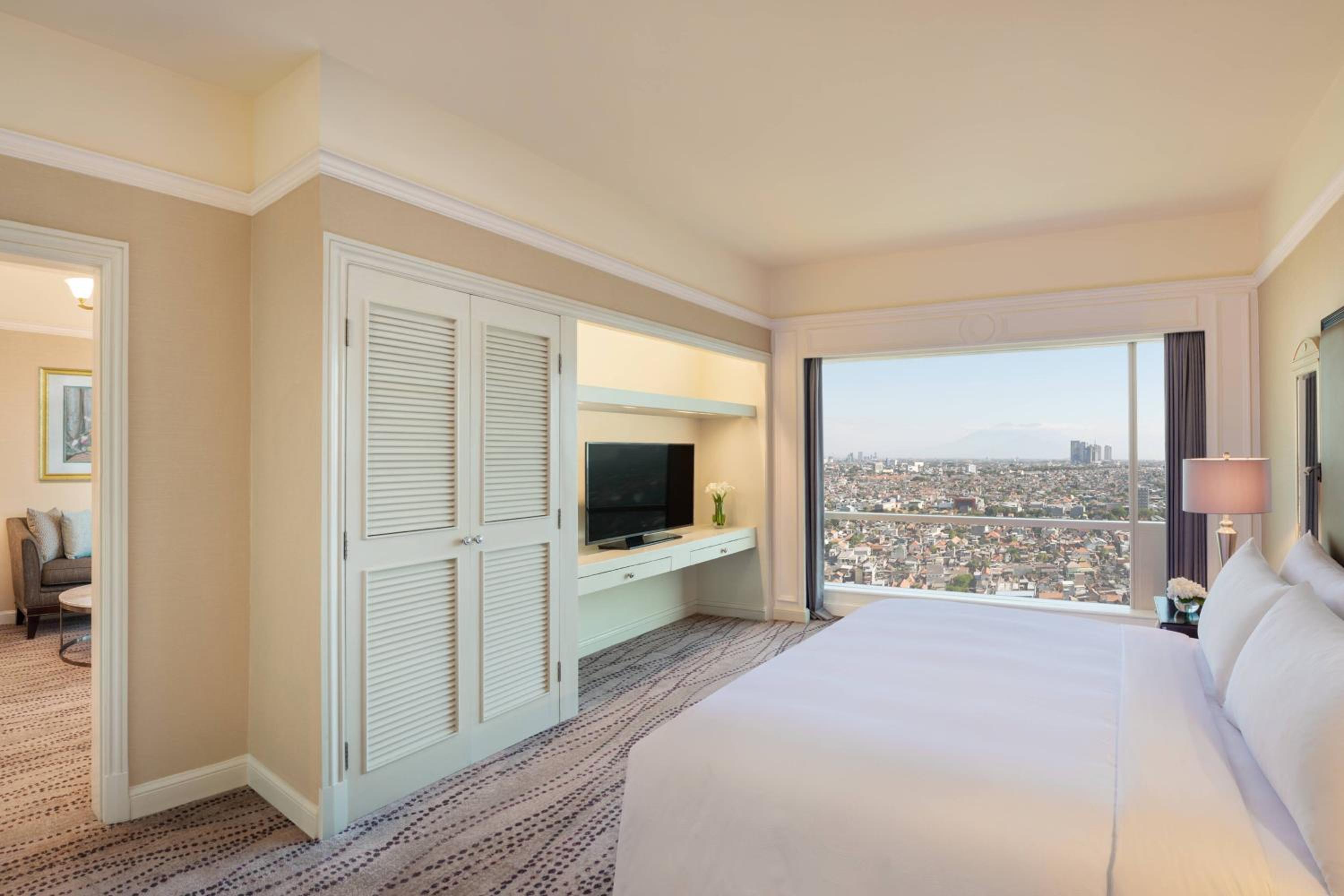 Two Bedroom Residential Suite, 1 King Bed; 2 Twin Bed photo 3