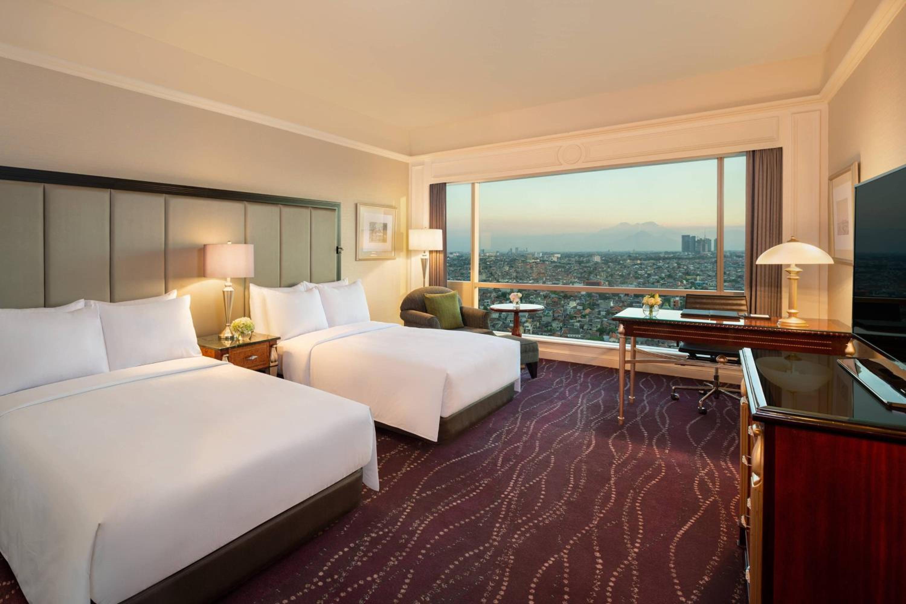 Premium Double Room with Two Double Beds and Skyline View - Photo 8